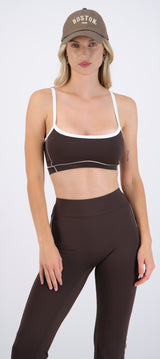 Top deportivo con costura en contraste