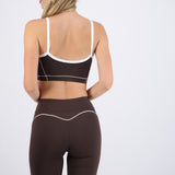 Top deportivo con costura en contraste