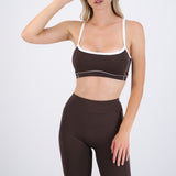 Top deportivo con costura en contraste