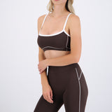 Top deportivo con costura en contraste
