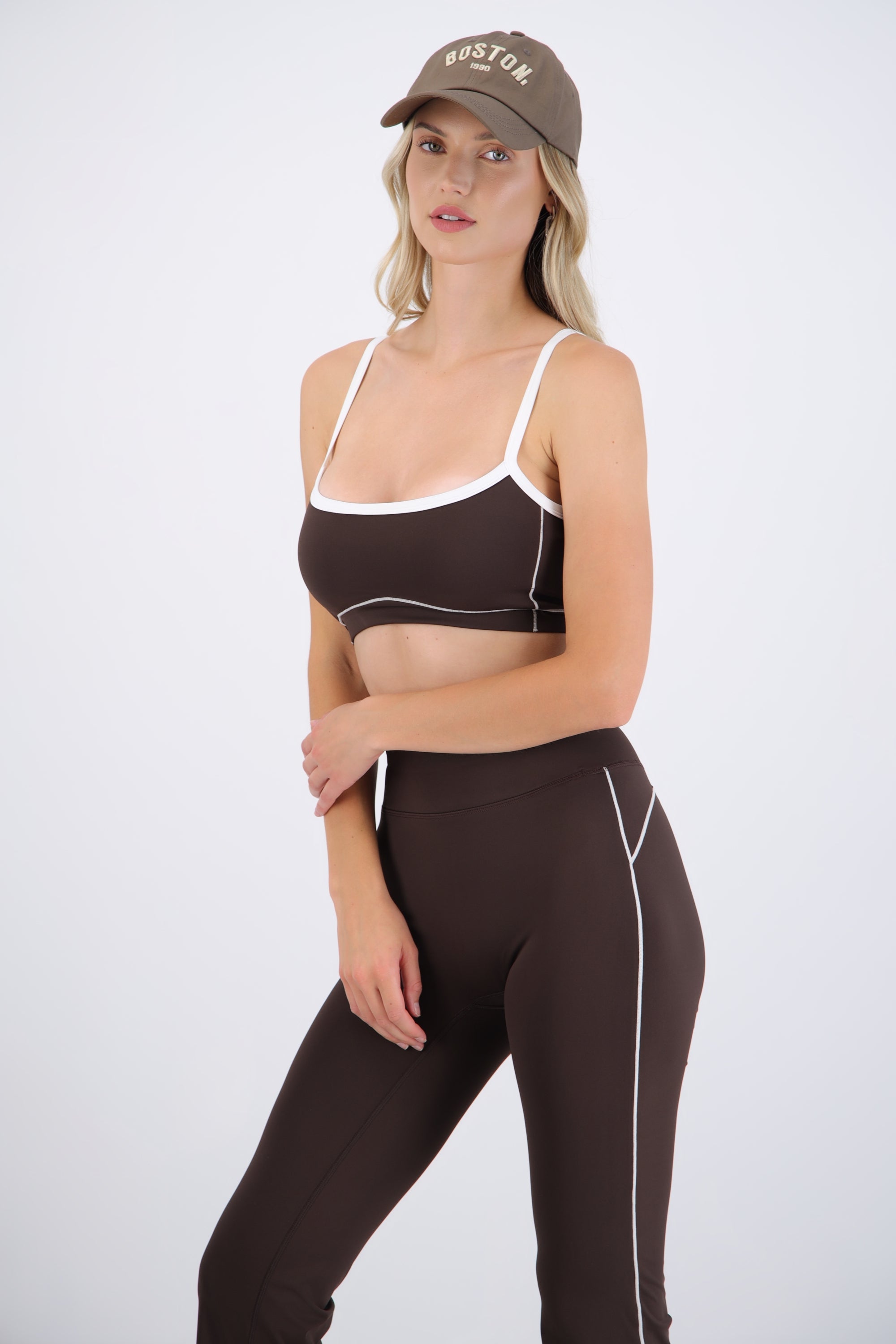Top deportivo con costura en contraste
