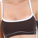 Top deportivo con costura en contraste