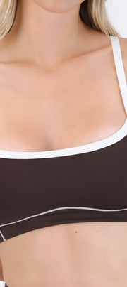 Top deportivo con costura en contraste