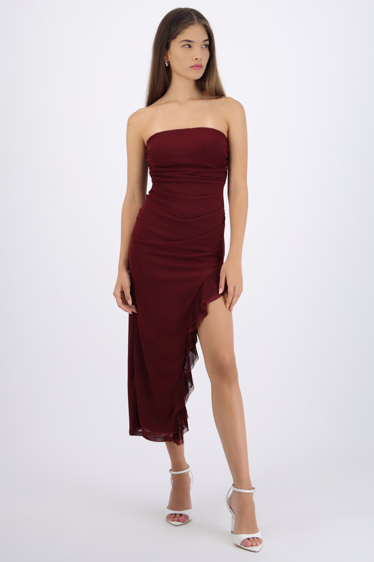 Vestido maxi bandeau mesh drapeado con abertura CIRUELA