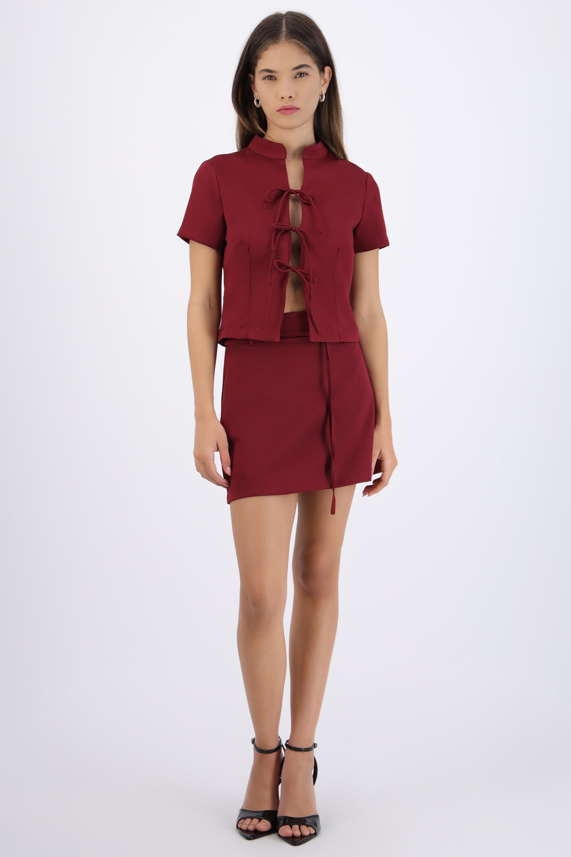 Falda mini con short detalle lazos VINO