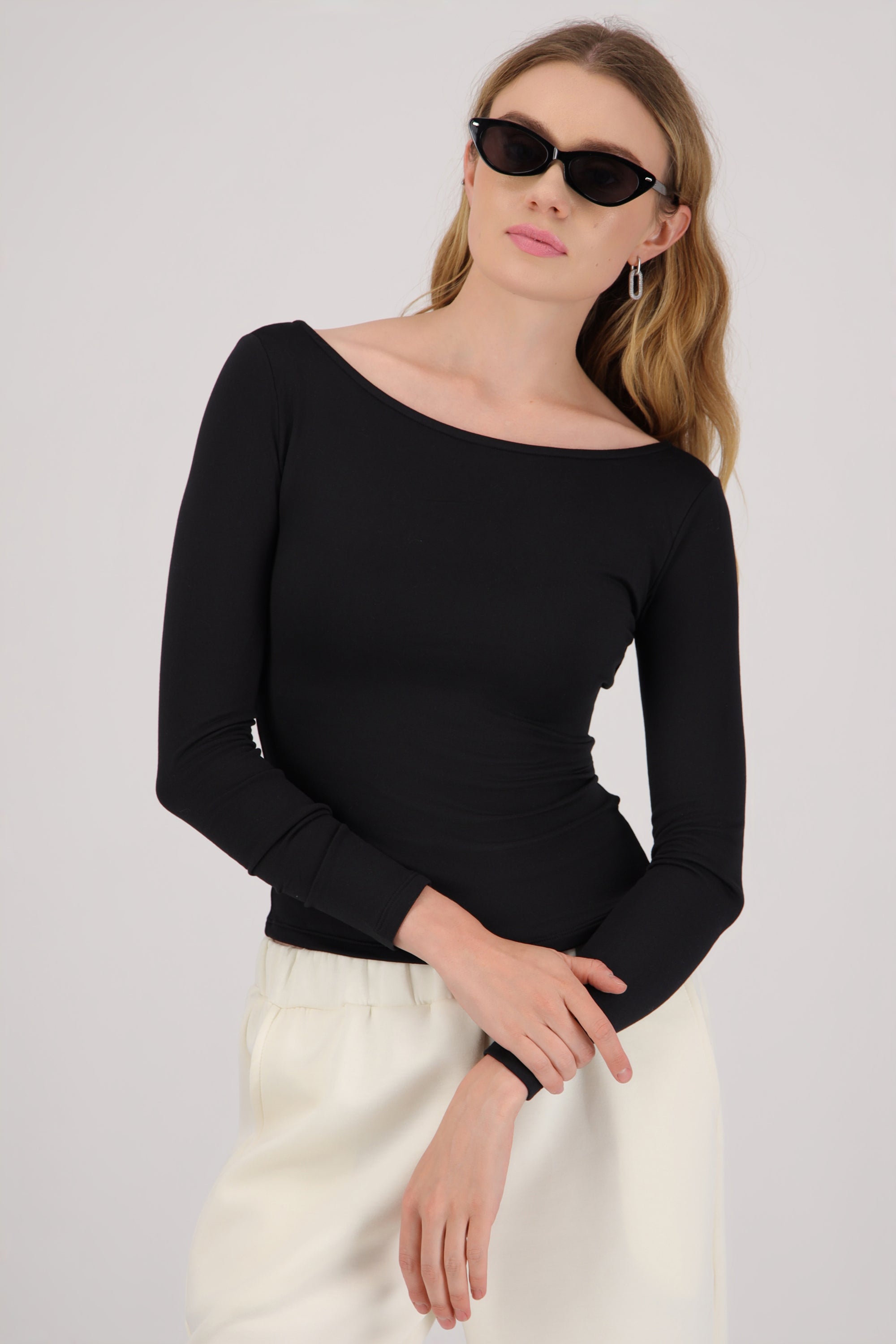 Top manga larga escote barco forrado fleece NEGRO