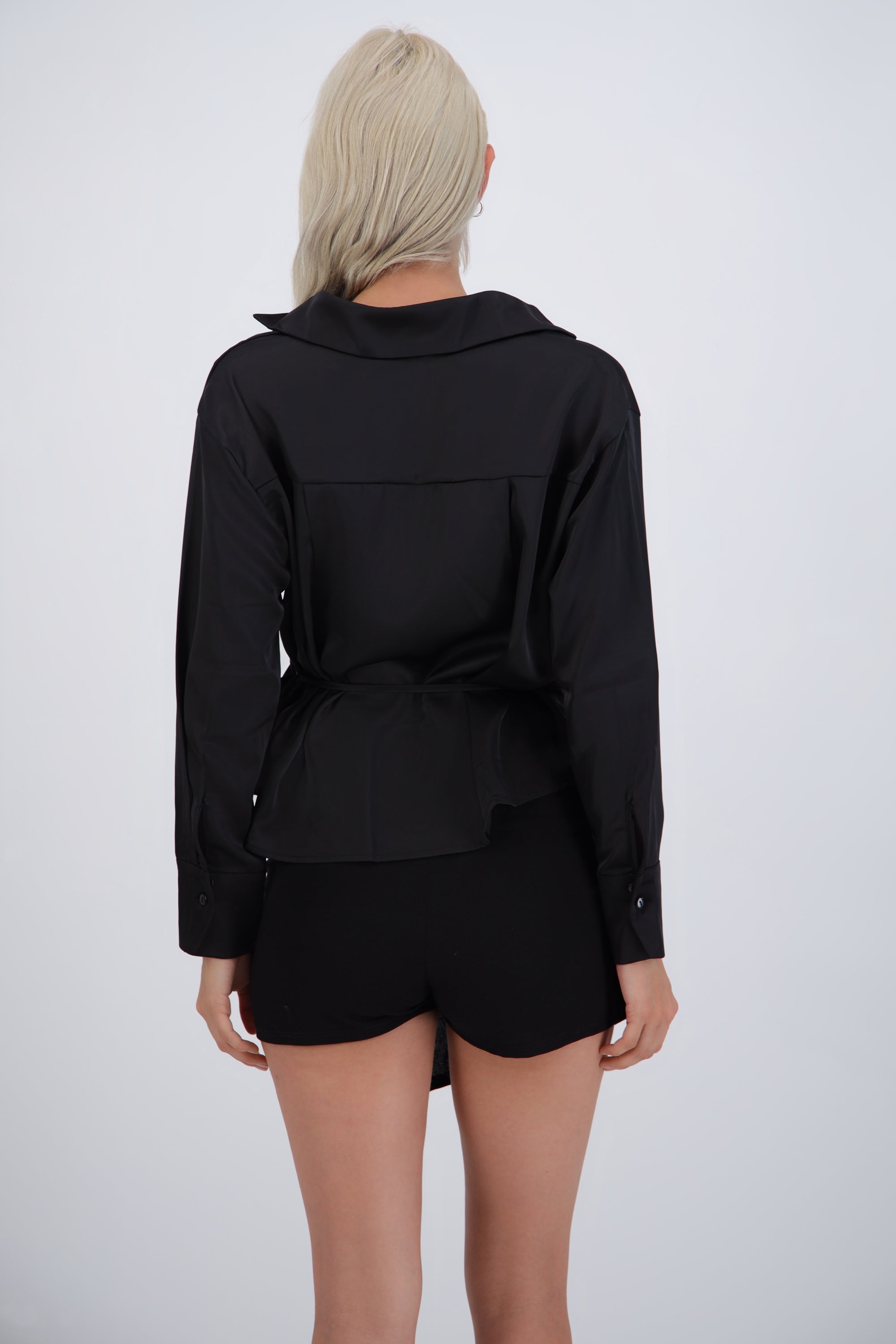 Camisa satinada ajustable
