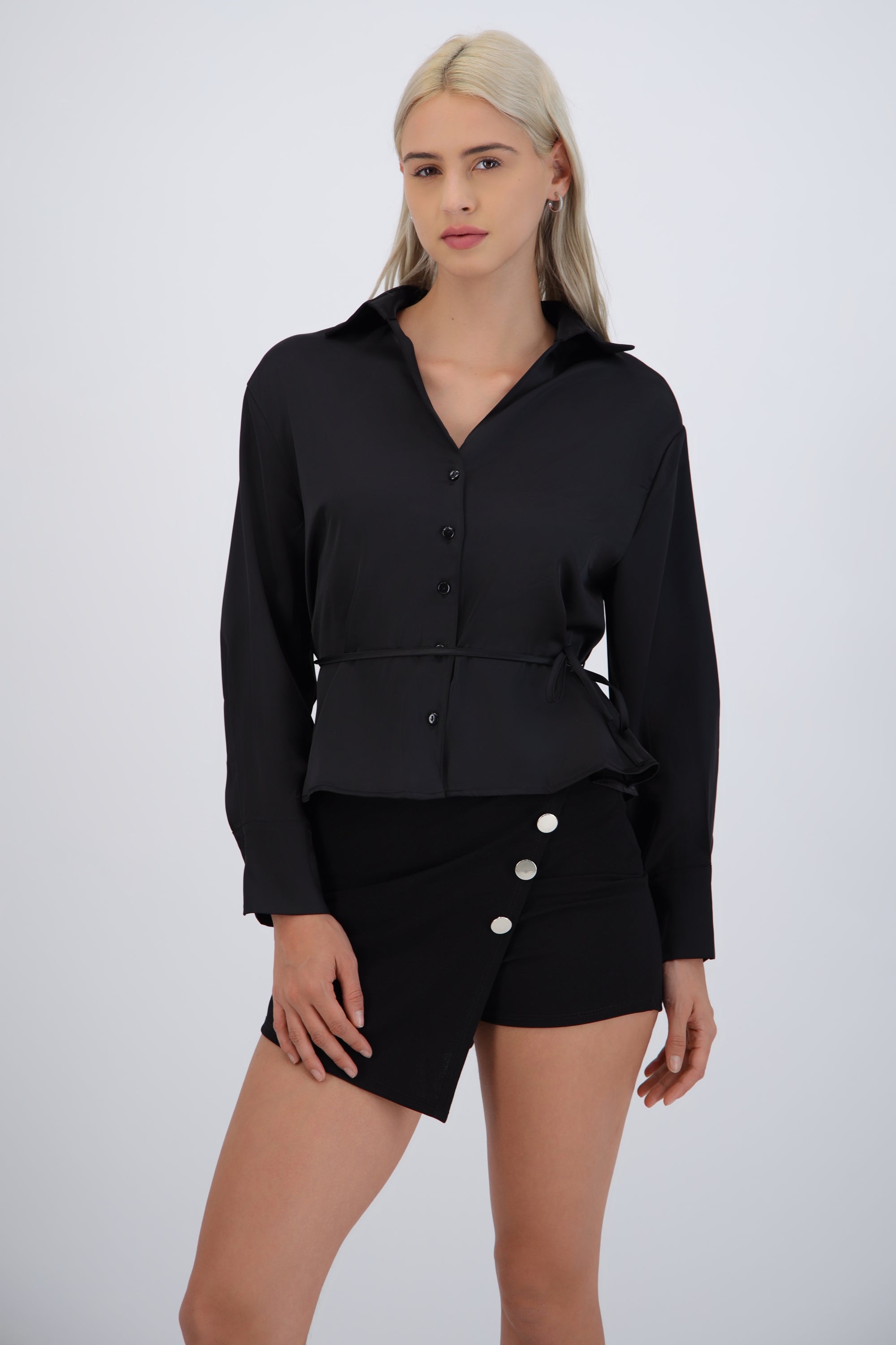 Camisa satinada ajustable