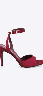 Tacón alto peep toe satin