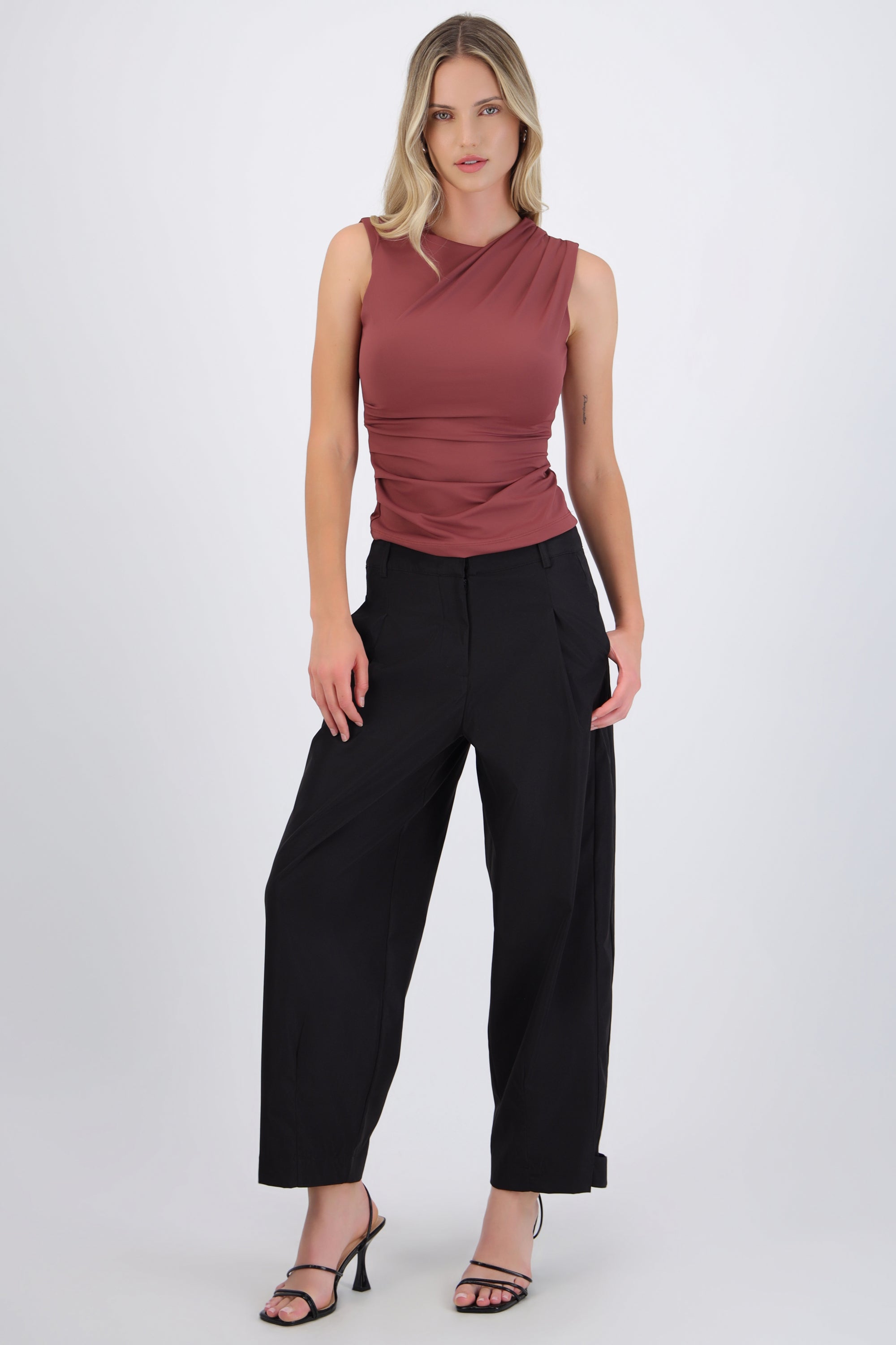 Pantalón barrel ajustable
