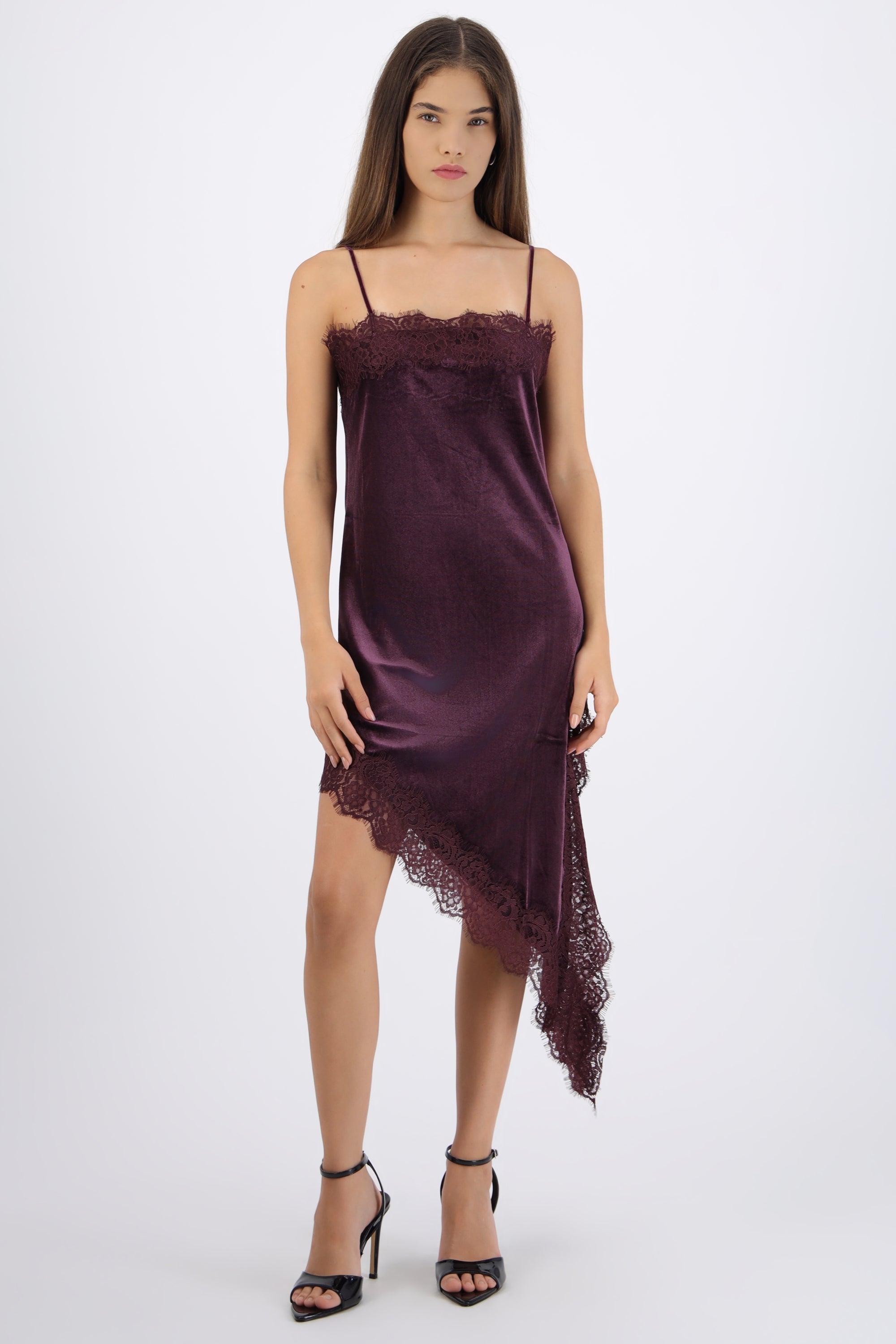 Vestido velvet asimétrico detalle encaje