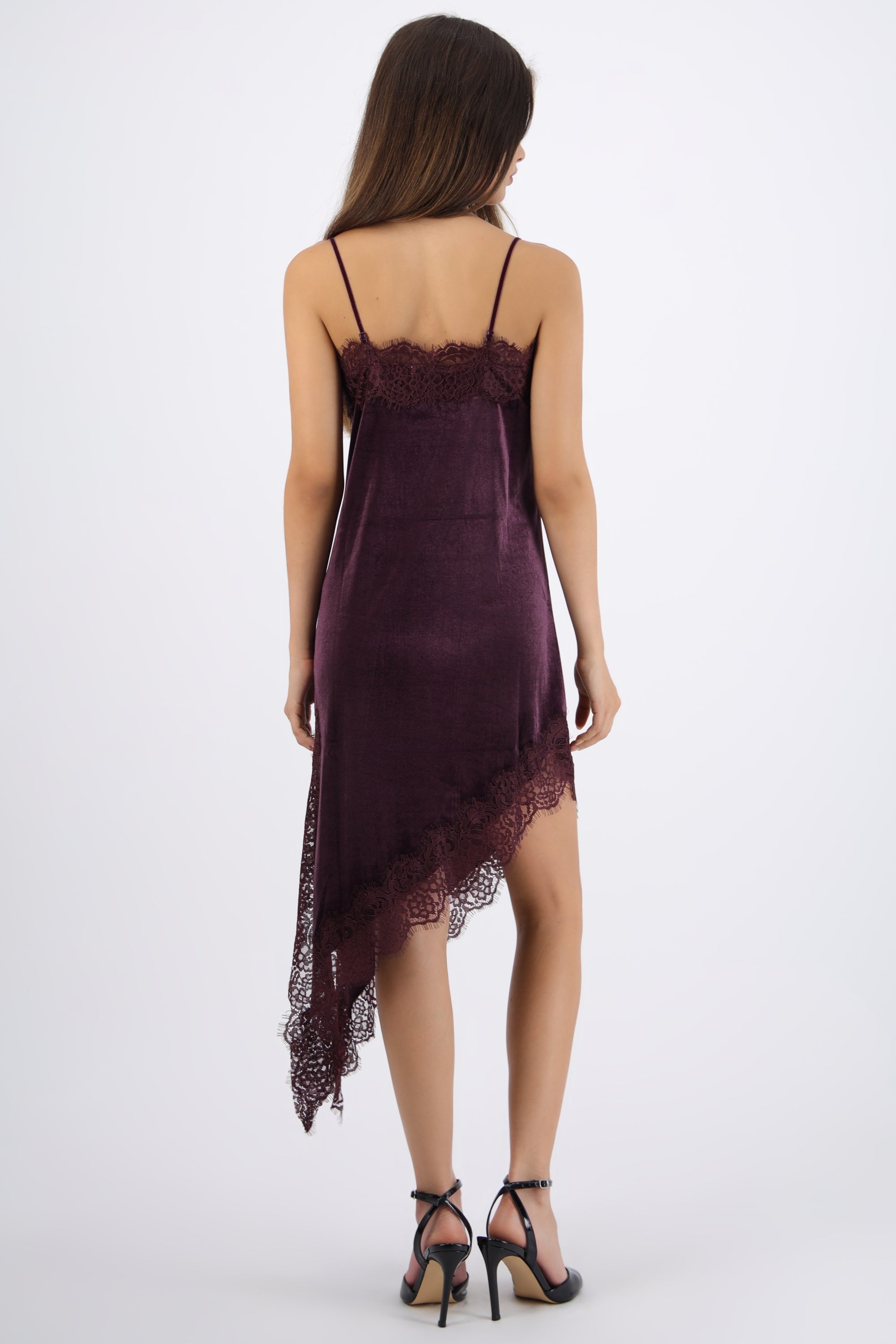 Vestido velvet asimétrico detalle encaje
