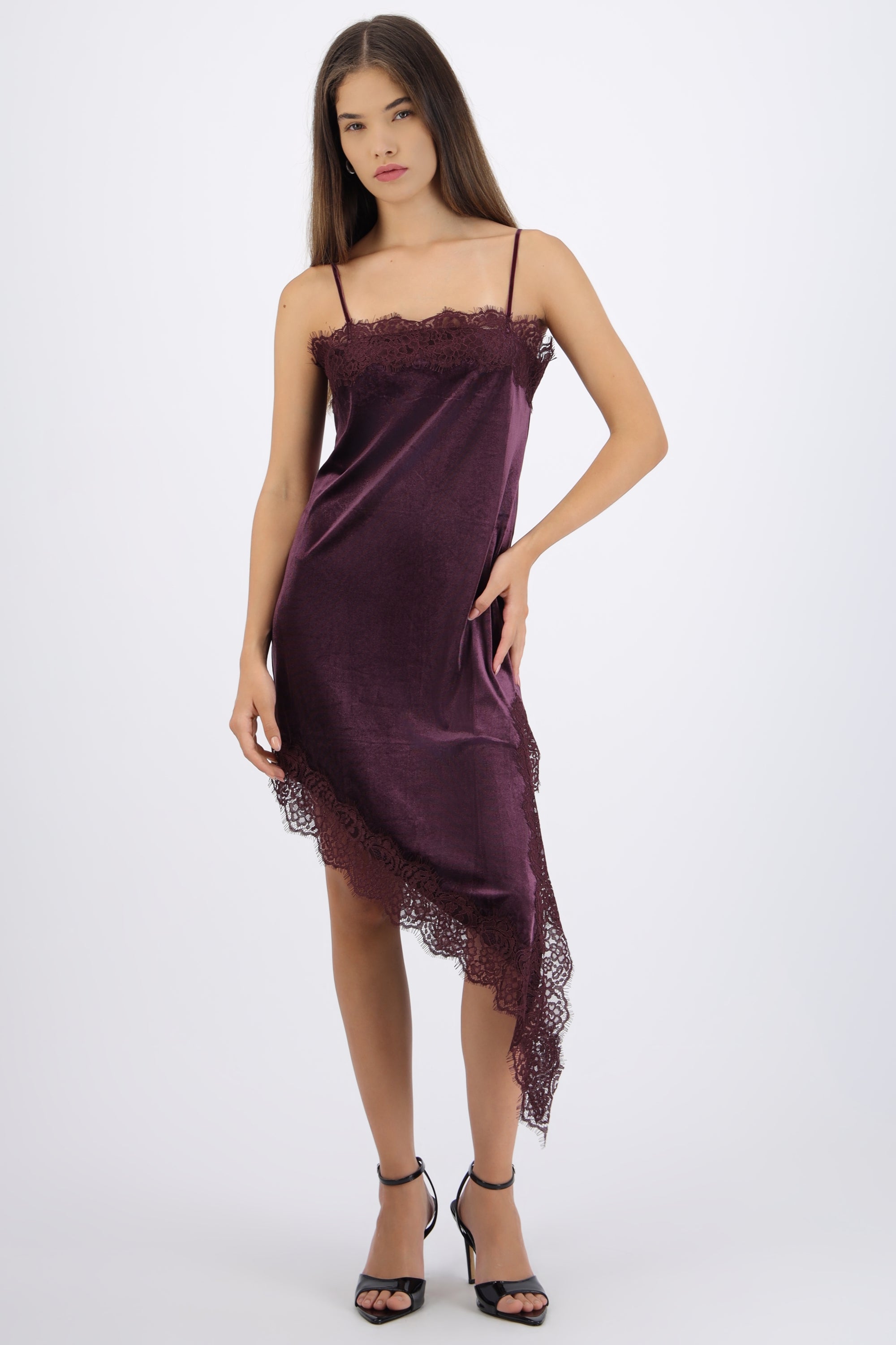 Vestido velvet asimétrico detalle encaje