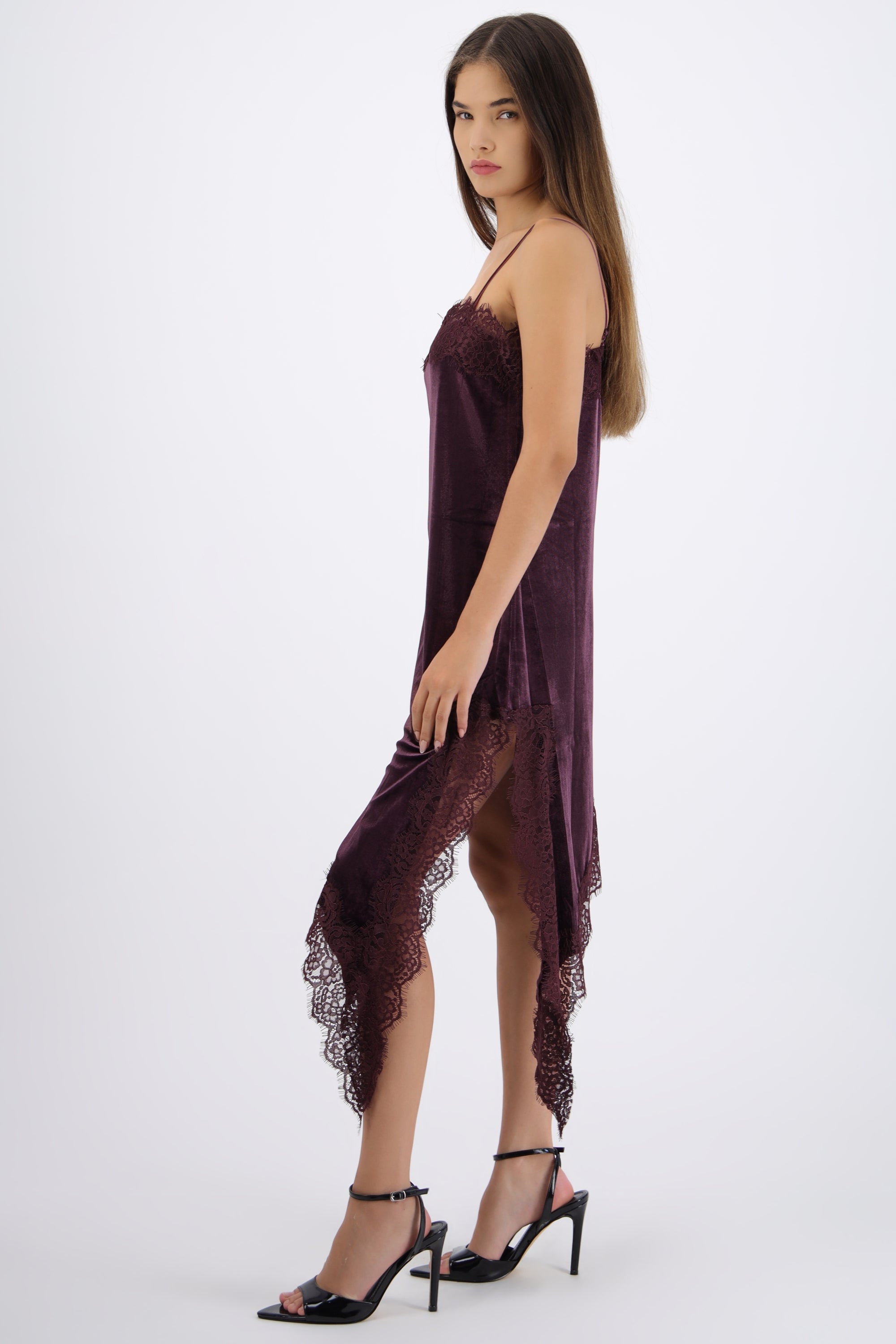Vestido velvet asimétrico detalle encaje
