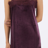 Vestido velvet asimétrico detalle encaje