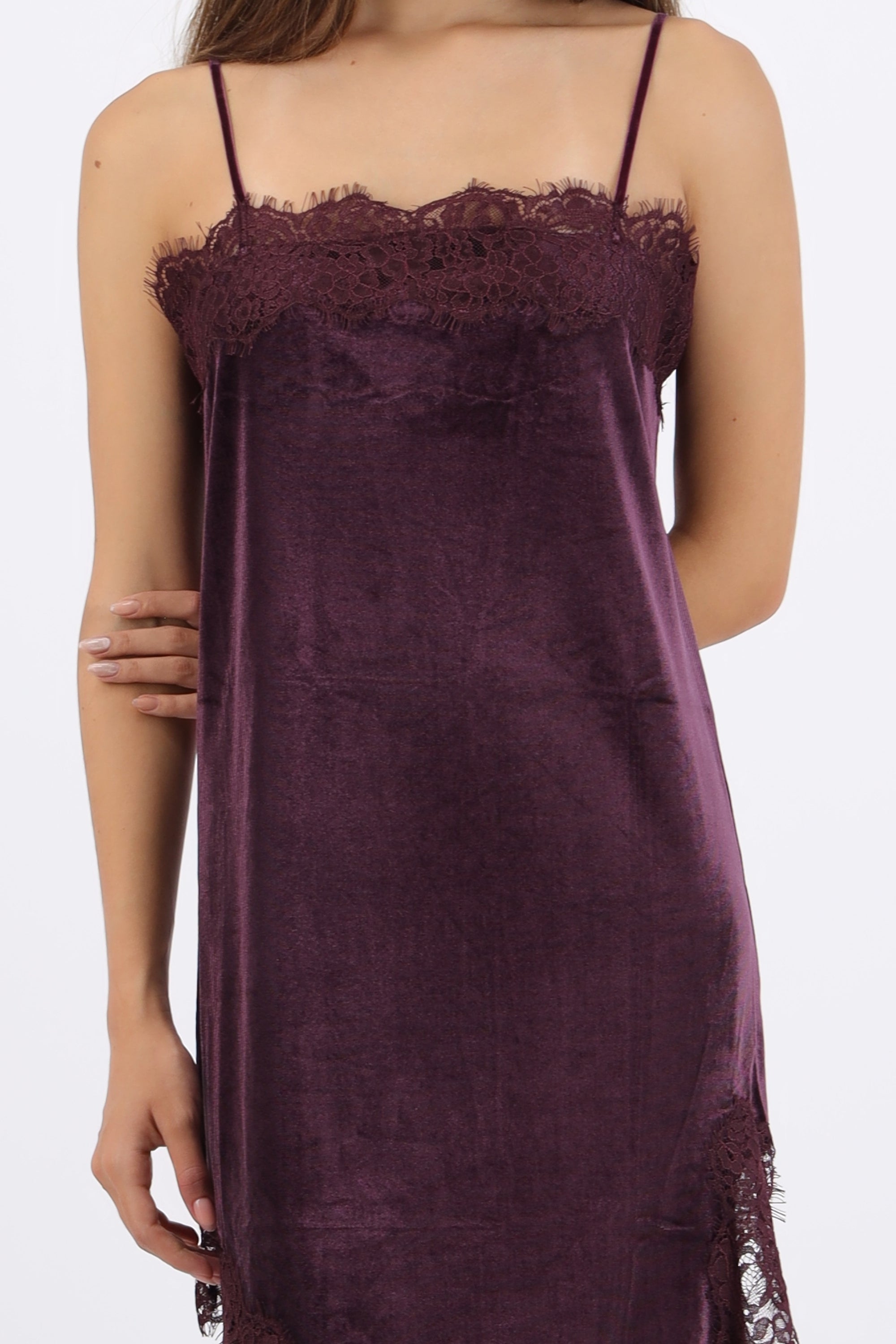 Vestido velvet asimétrico detalle encaje