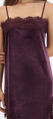 Vestido velvet asimétrico detalle encaje