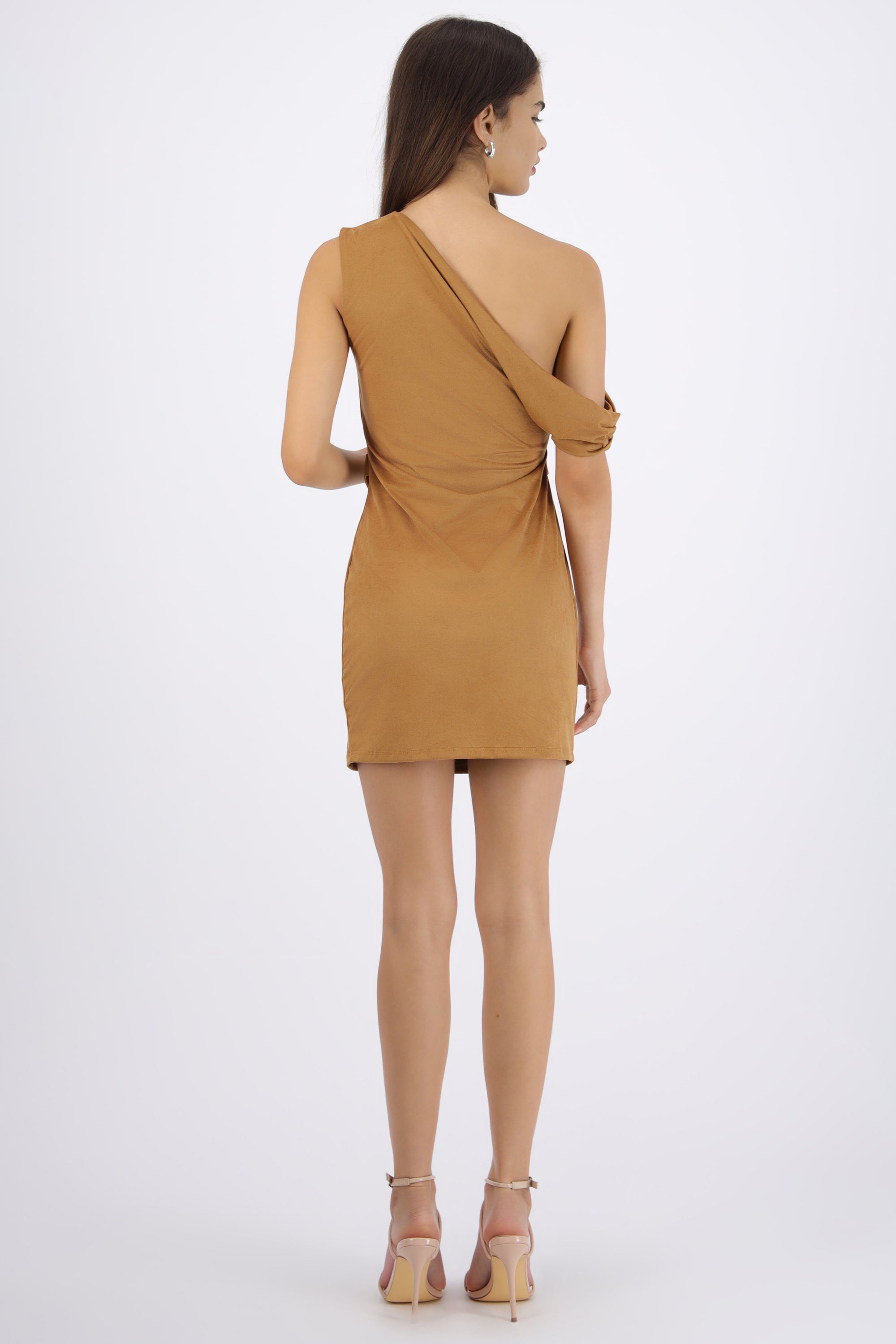 Vestido suede mini one shoulder CAMELLO