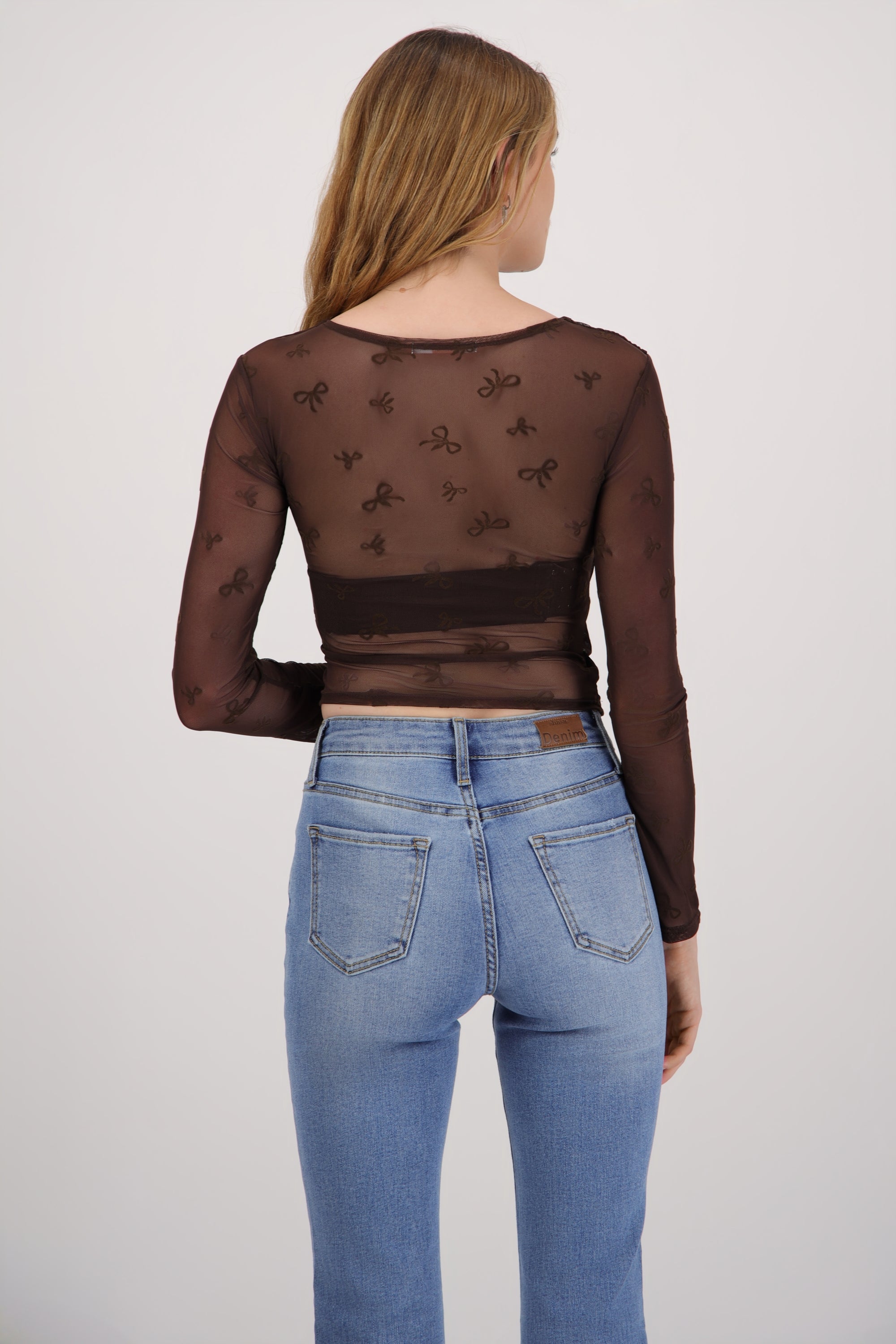 Top manga larga mesh detalle estampado moños CHOCOLATE