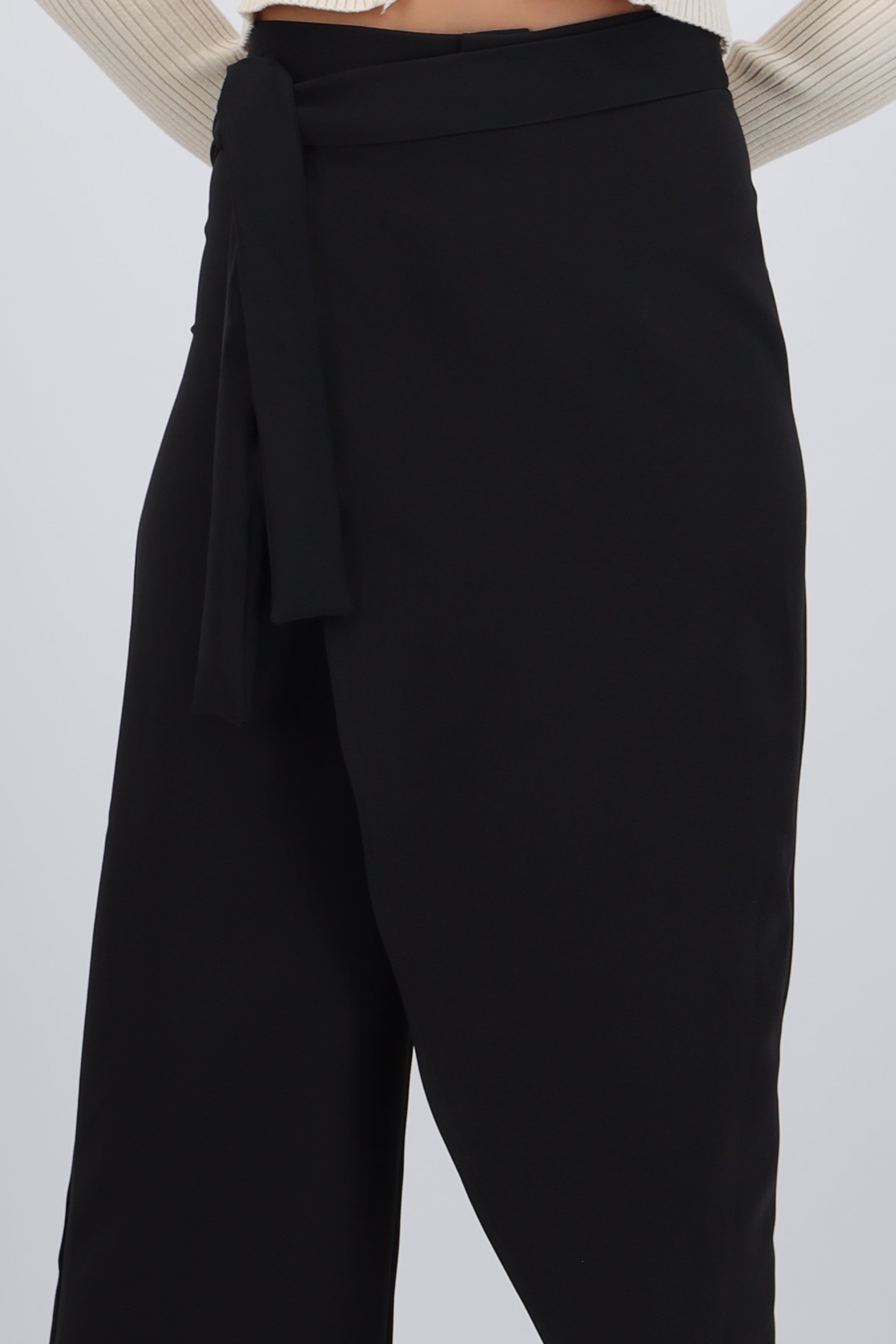 Pantalón amplio detalle corte diagonal