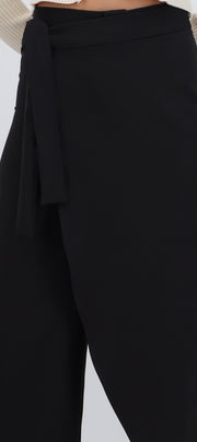 Pantalón amplio detalle corte diagonal