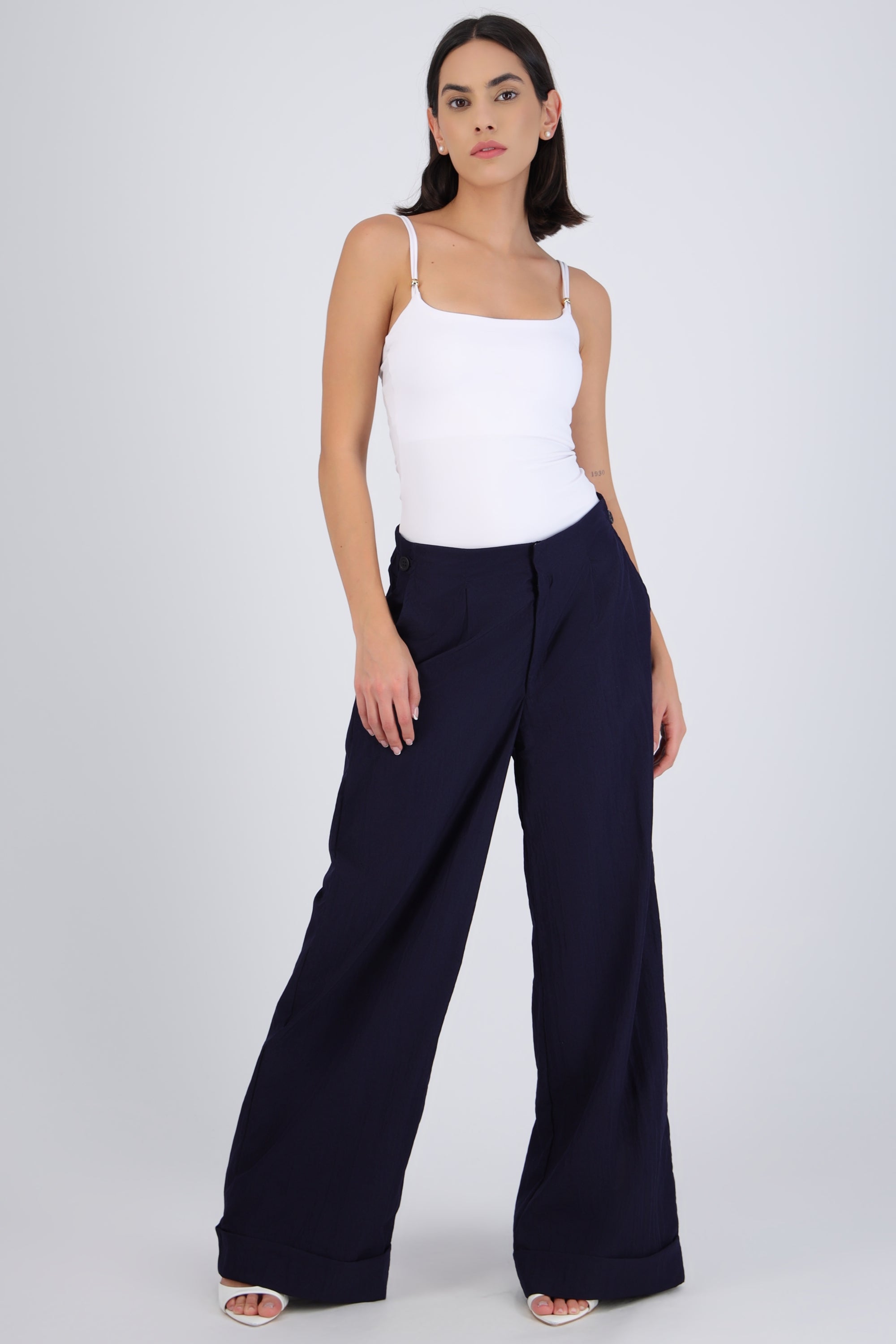 Pantalón amplio detalle pretina alta