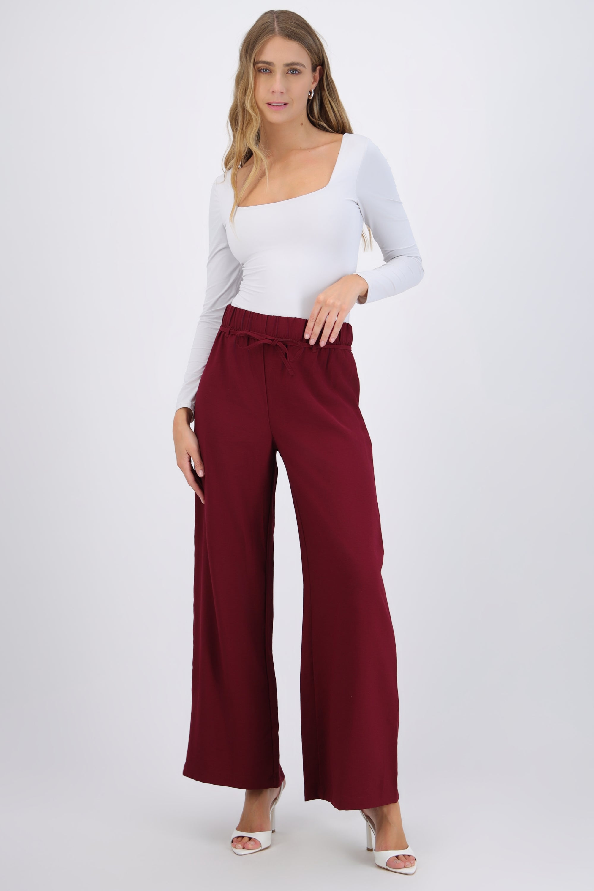 Pantalón amplio detalle cinturón mini