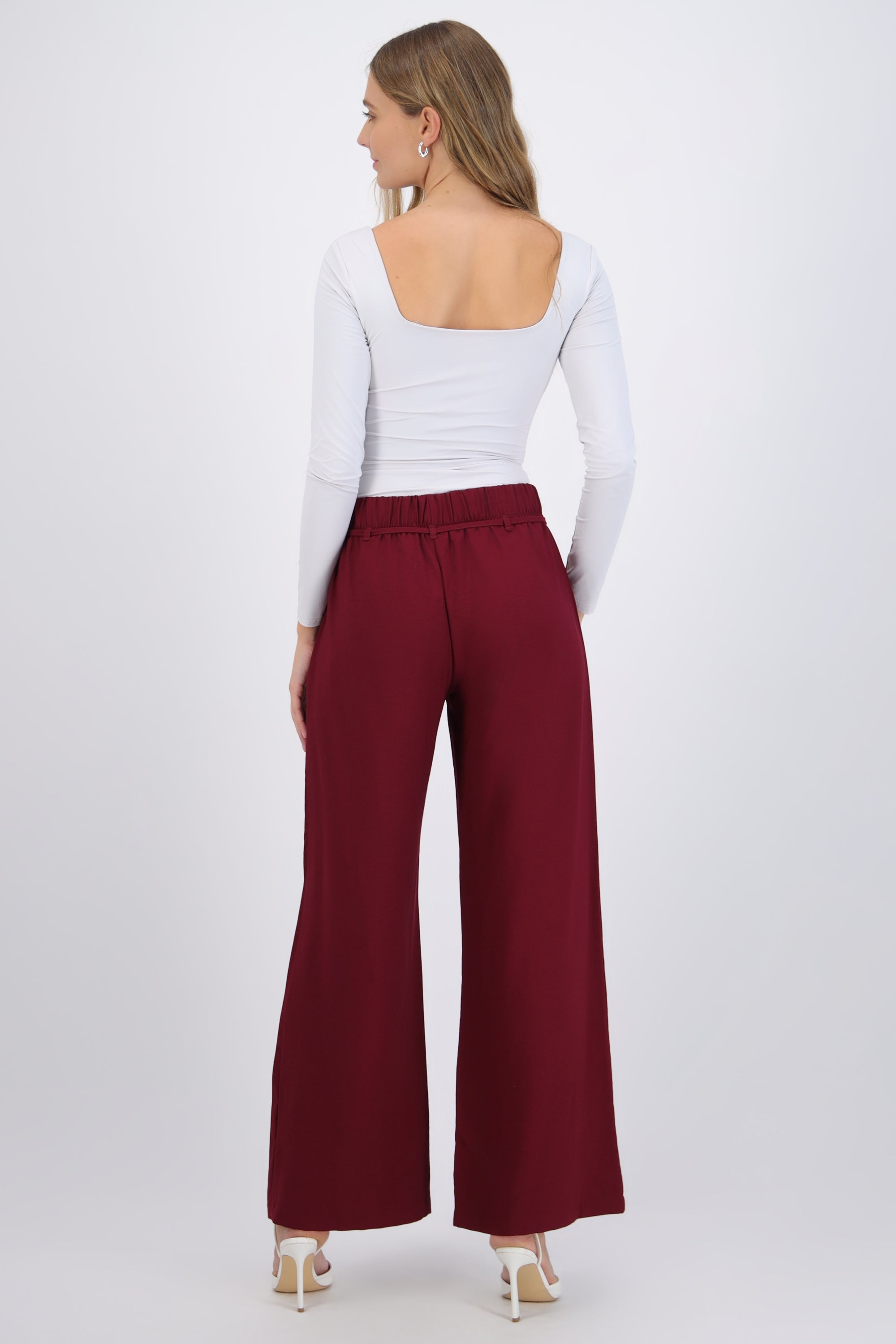 Pantalón amplio detalle cinturón mini