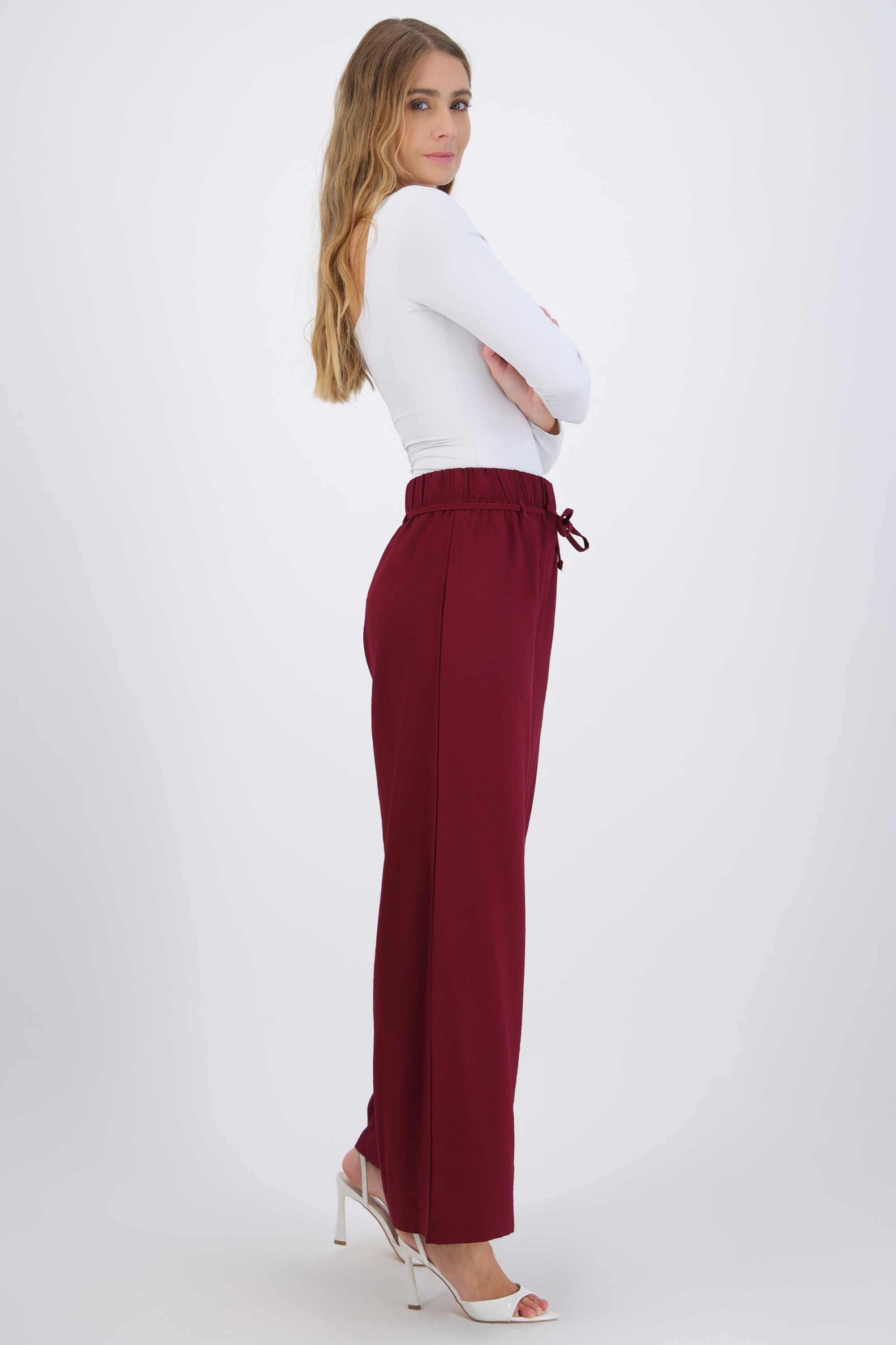 Pantalón amplio detalle cinturón mini