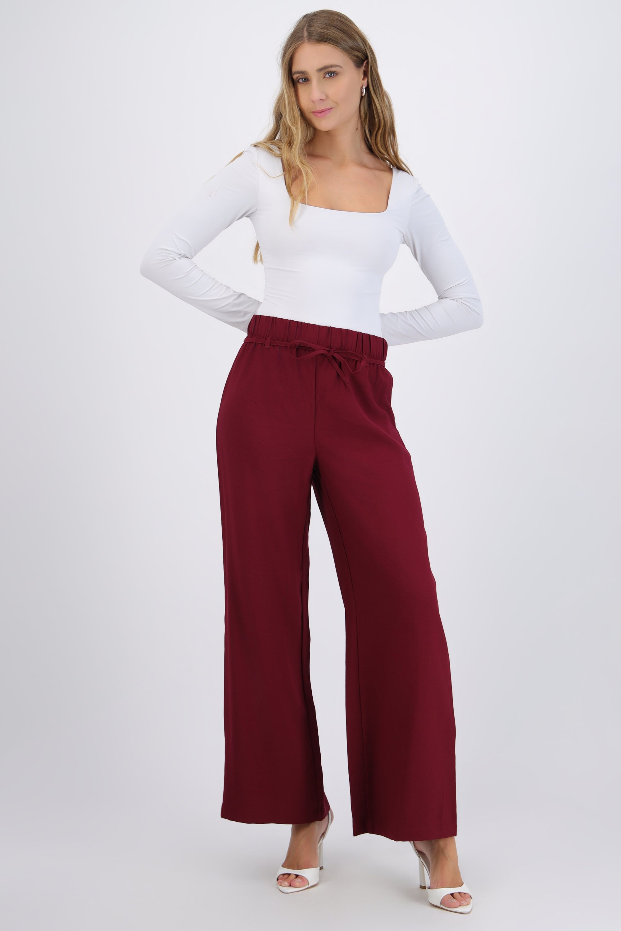Pantalón amplio detalle cinturón mini