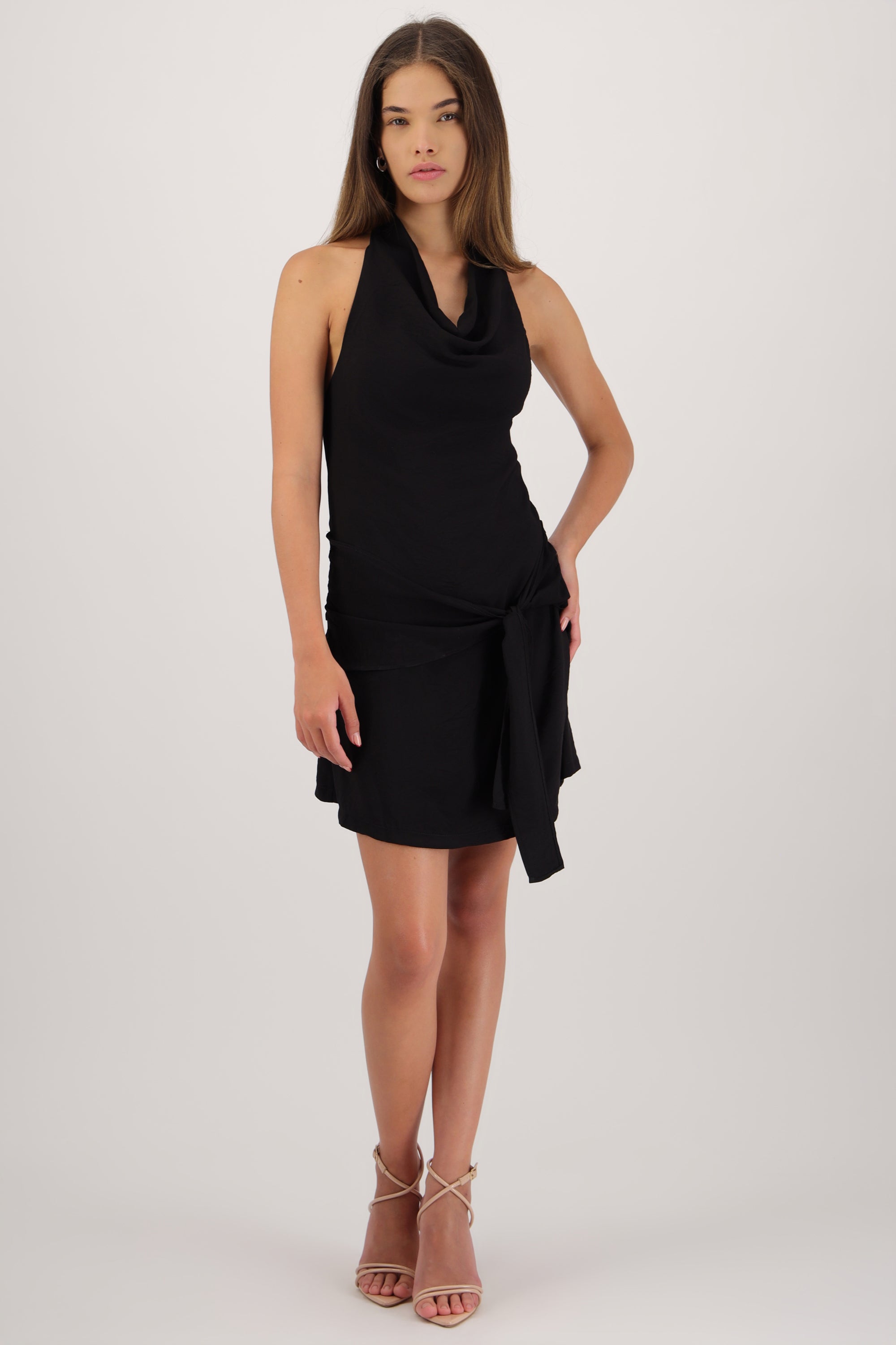 Vestido mini halter con olan NEGRO