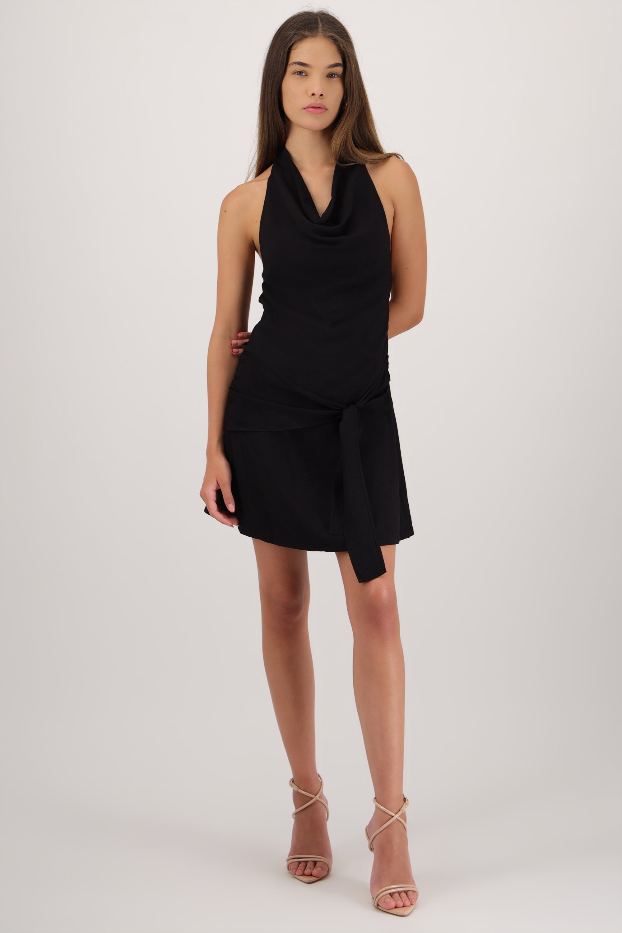Vestido mini halter con olan NEGRO