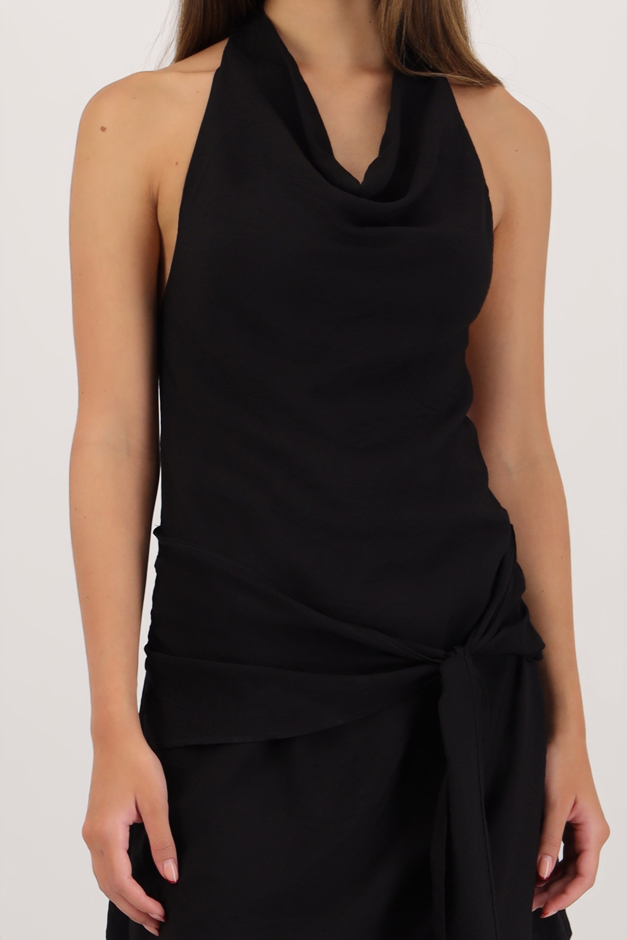 Vestido mini halter con olan NEGRO