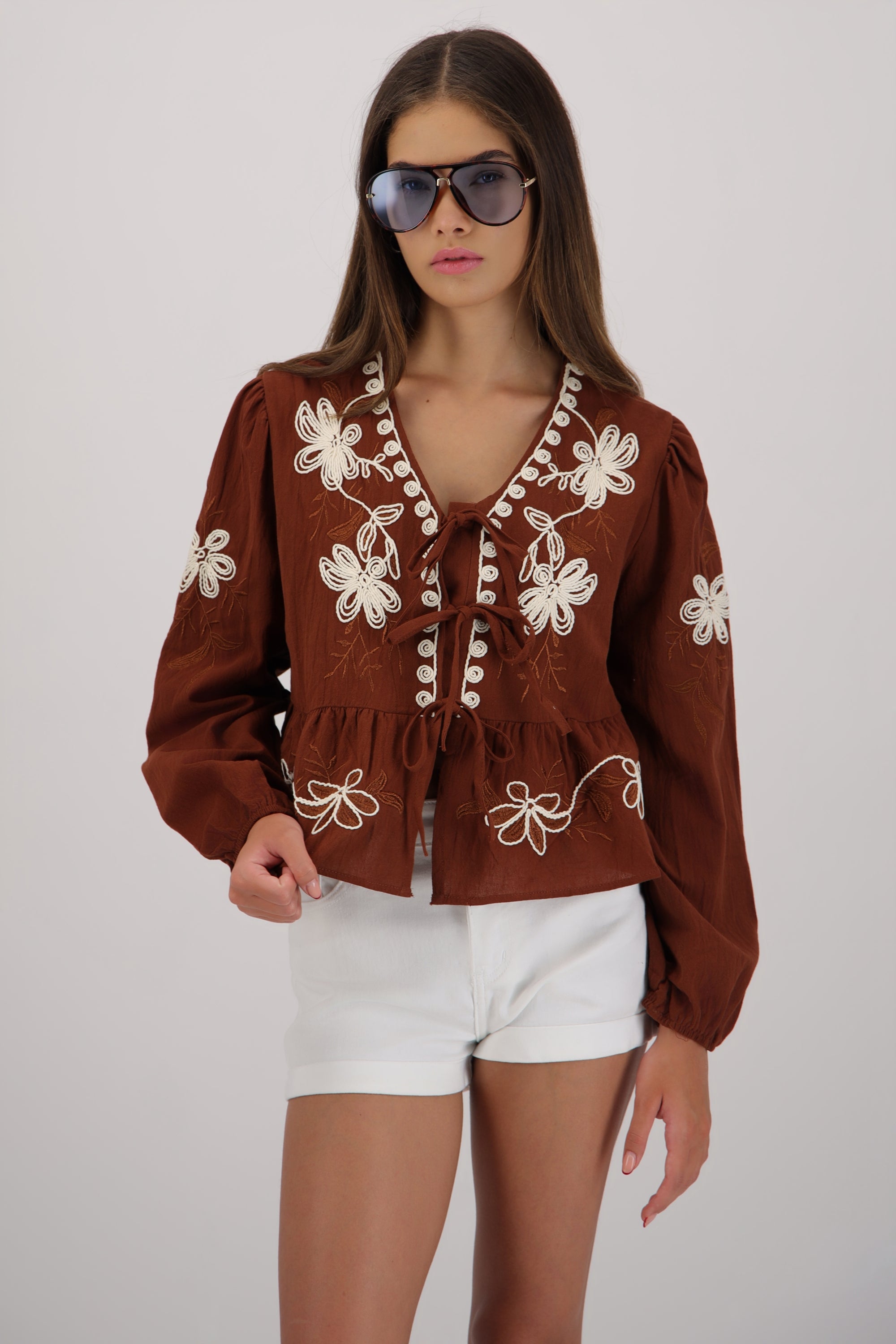 Blusa manga larga detalle bordado CAFE