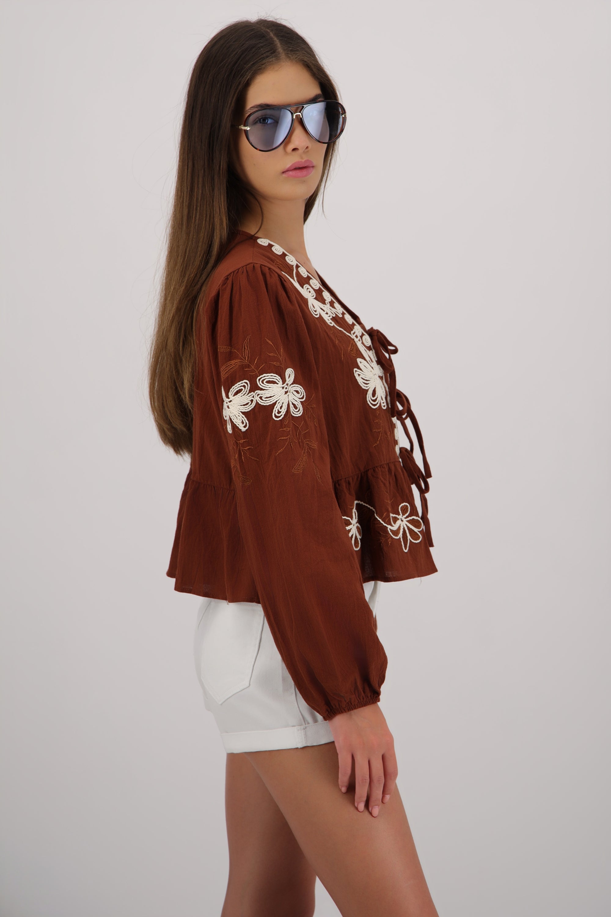 Blusa manga larga detalle bordado CAFE