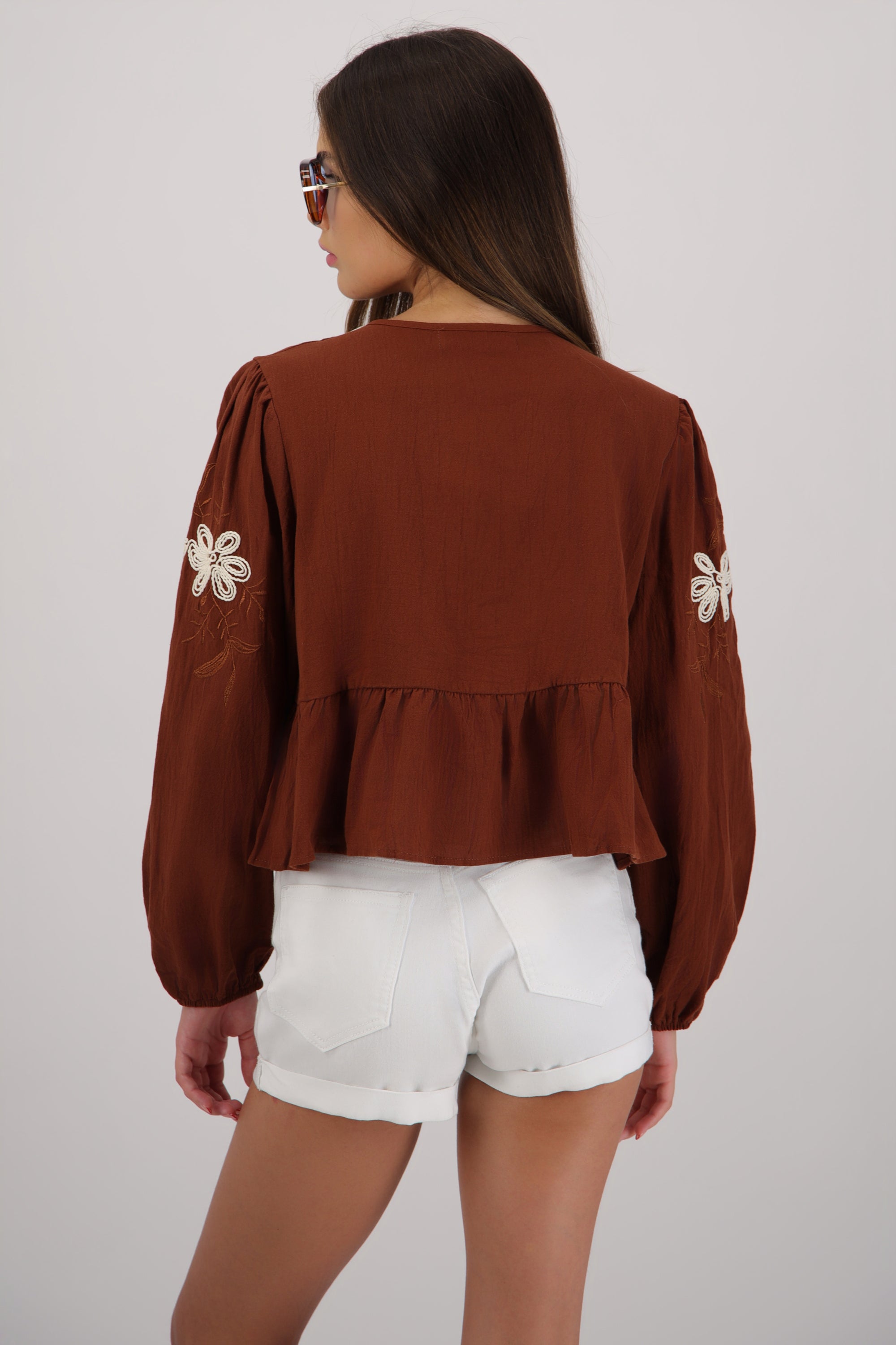 Blusa manga larga detalle bordado CAFE
