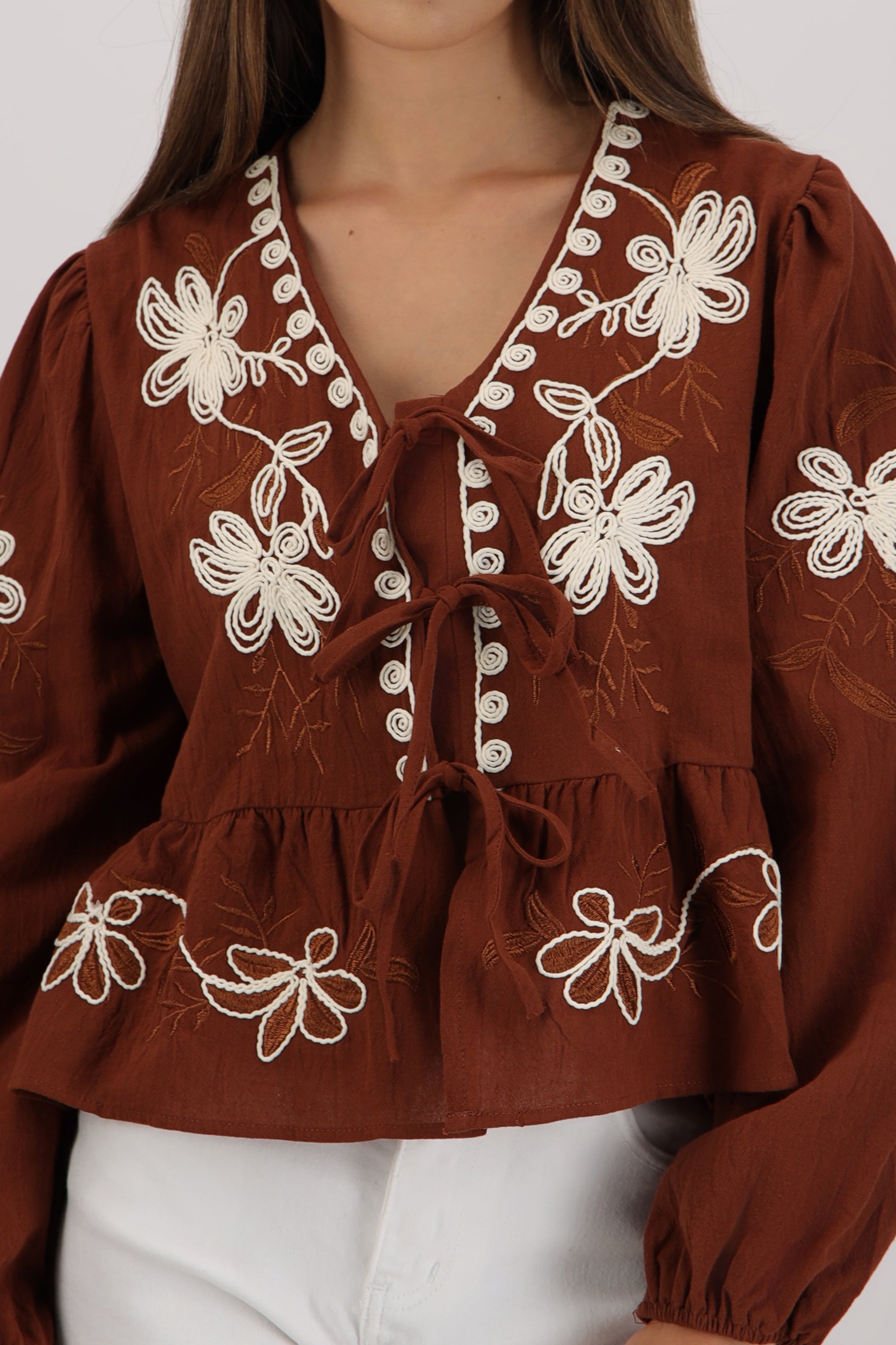 Blusa manga larga detalle bordado CAFE