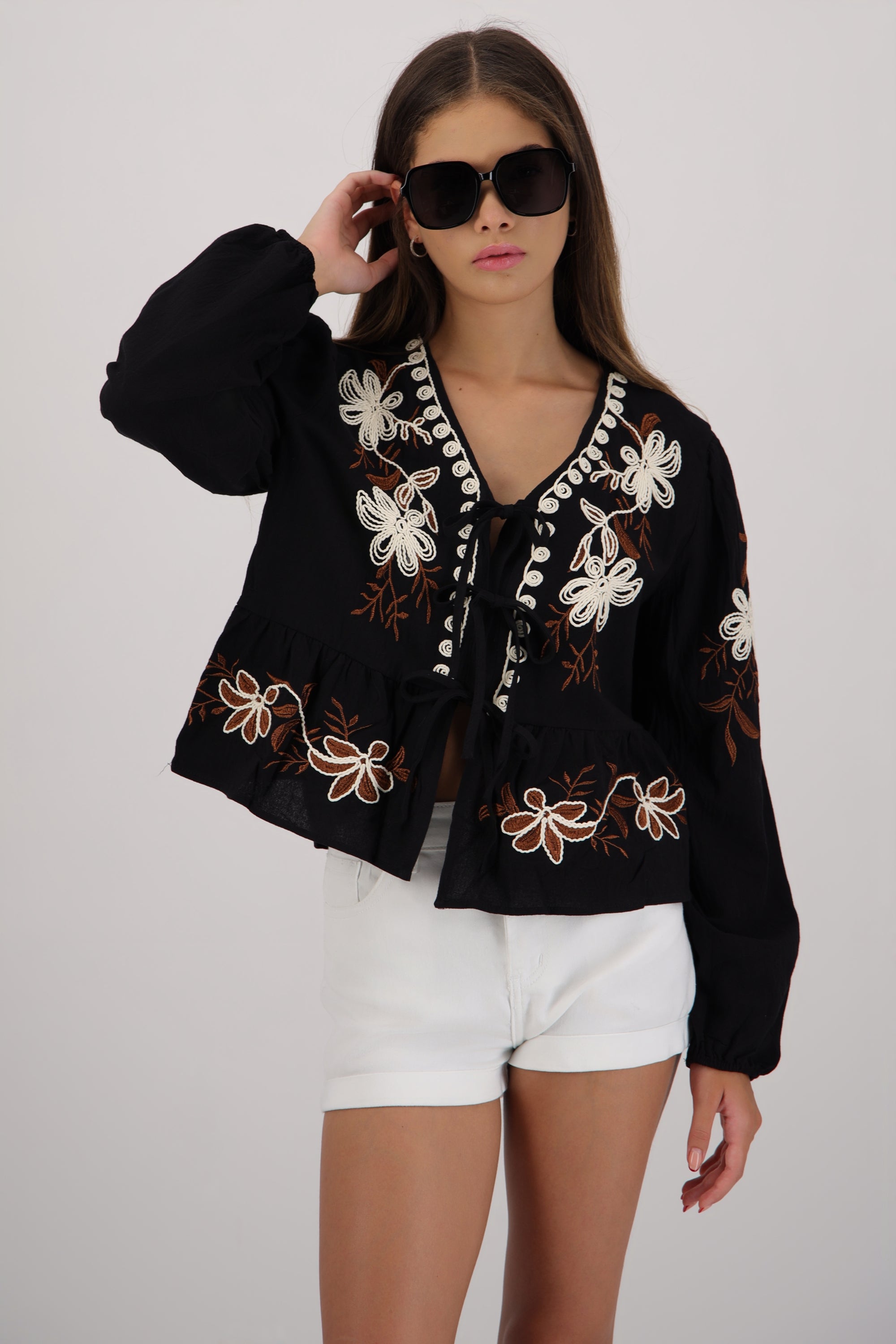 Blusa manga larga detalle bordado NEGRO