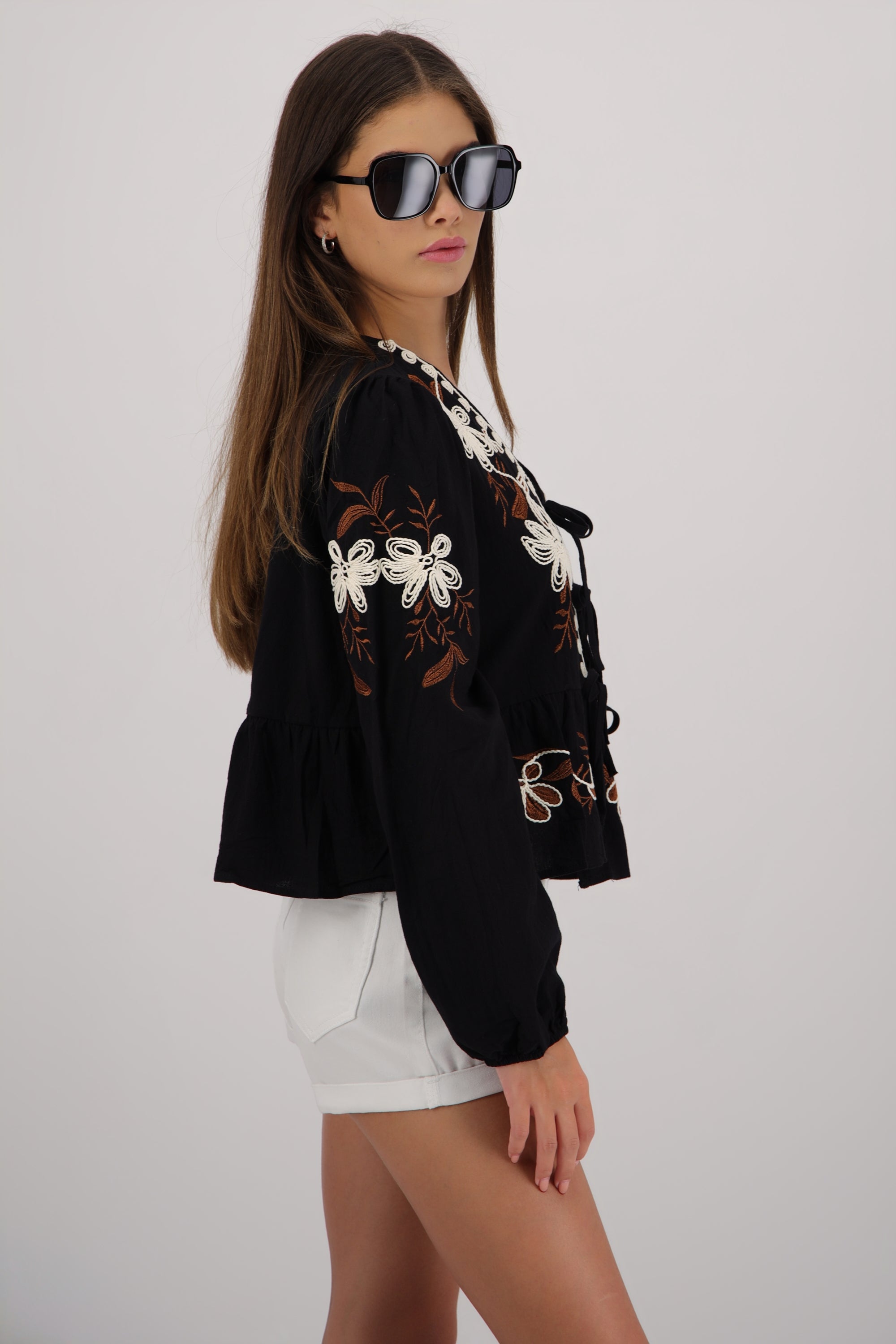 Blusa manga larga detalle bordado NEGRO