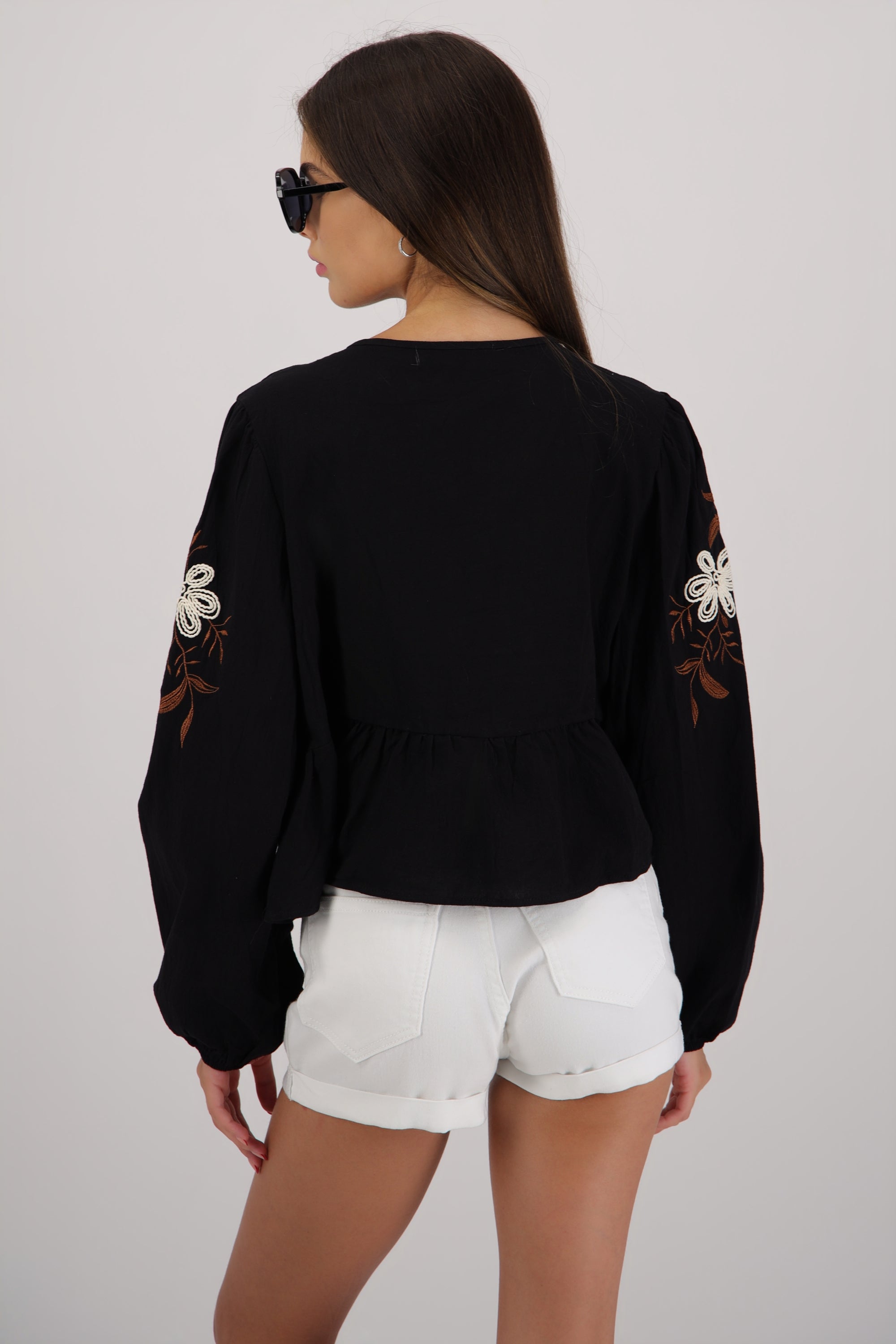 Blusa manga larga detalle bordado NEGRO