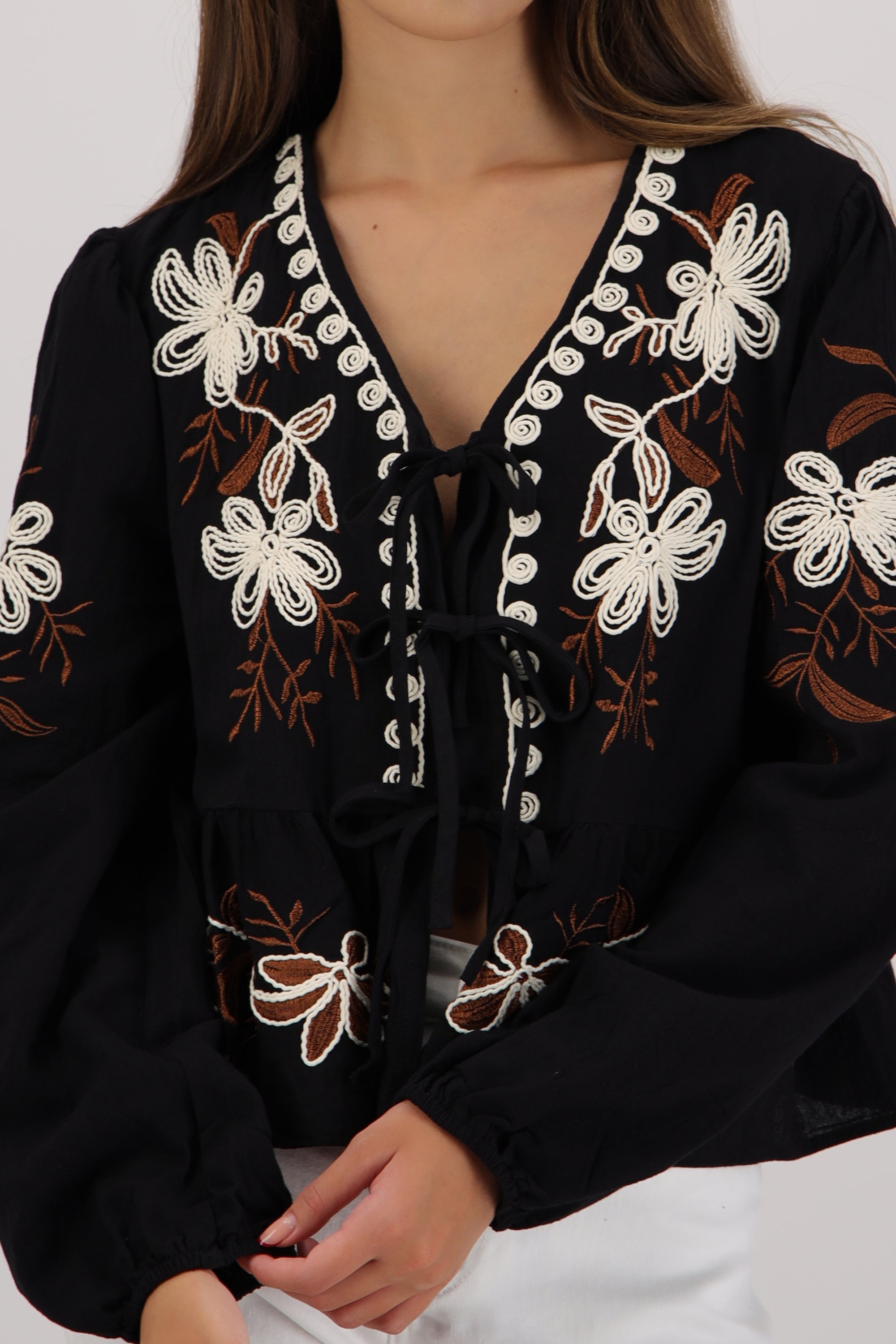 Blusa manga larga detalle bordado NEGRO