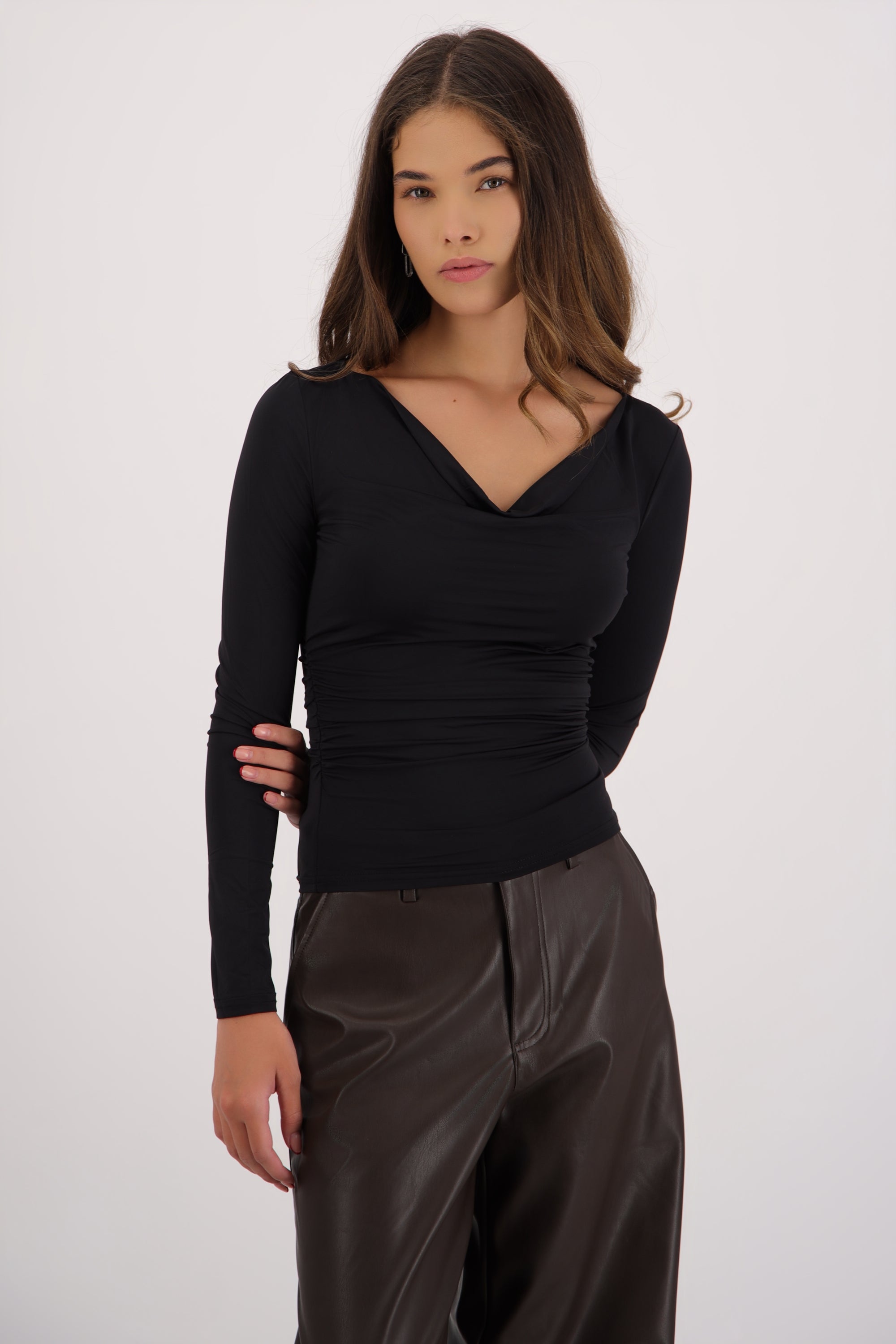 Top manga larga detalle escote drapeado NEGRO