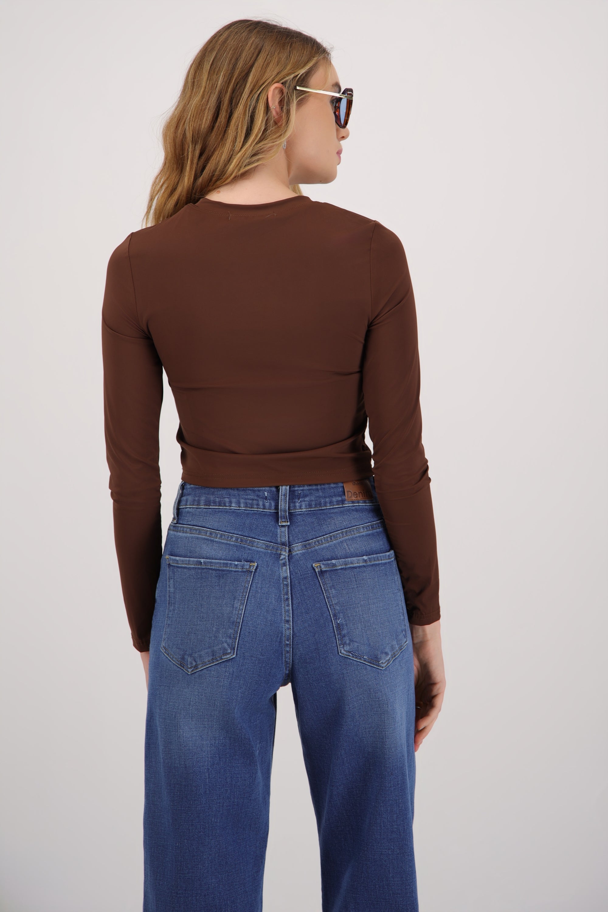 Top manga larga crop escote redondo CHOCOLATE