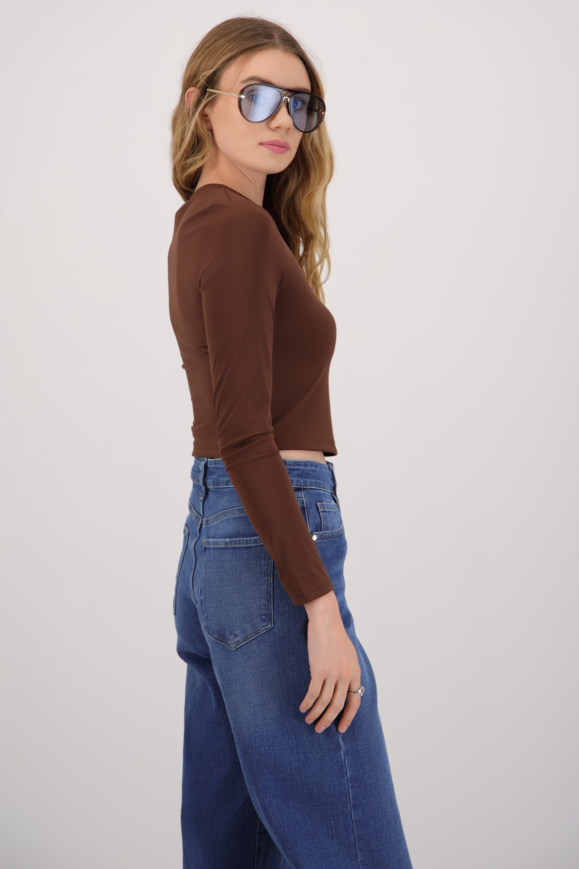 Top manga larga crop escote redondo CHOCOLATE