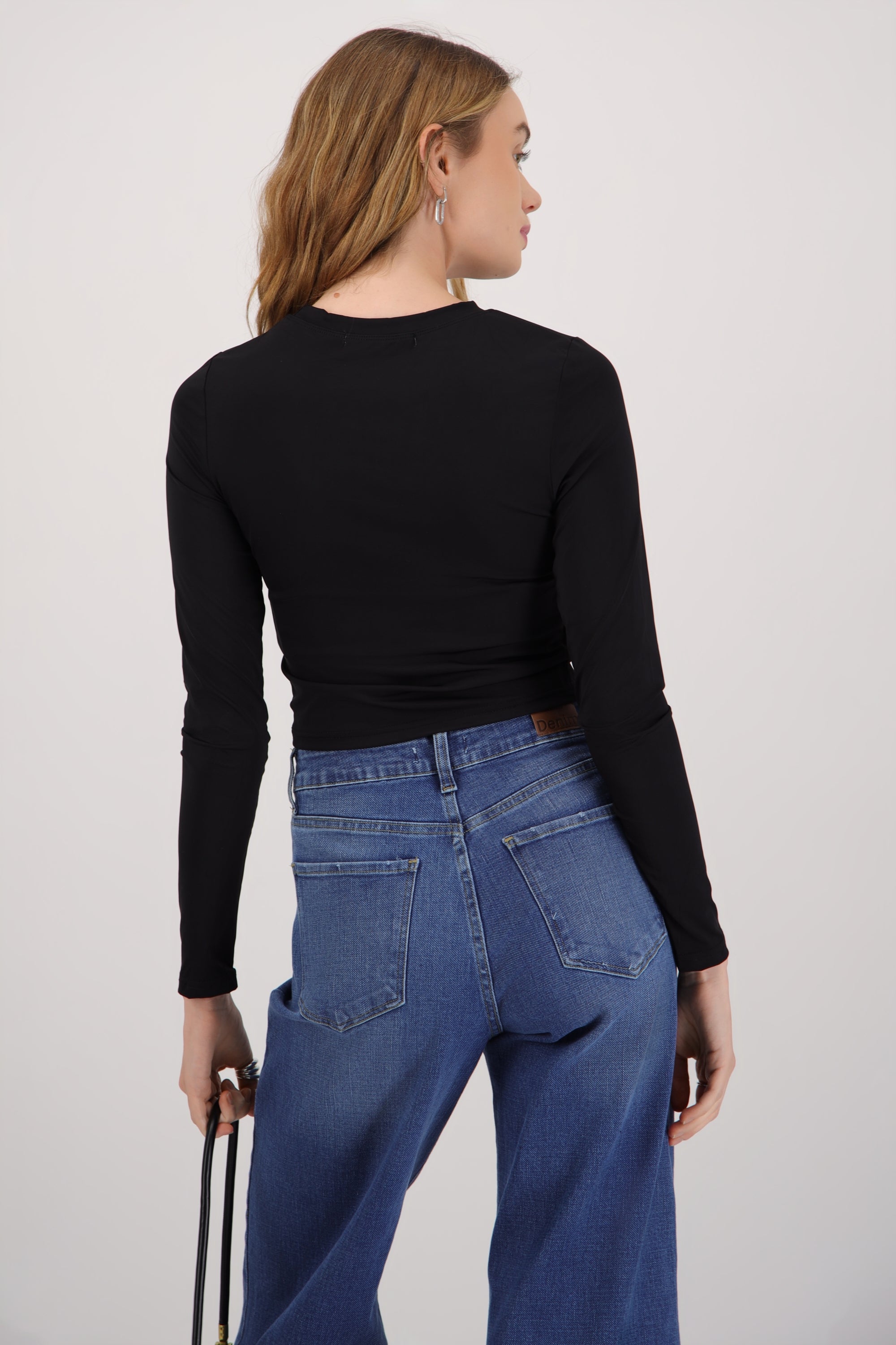 Top manga larga crop escote redondo NEGRO