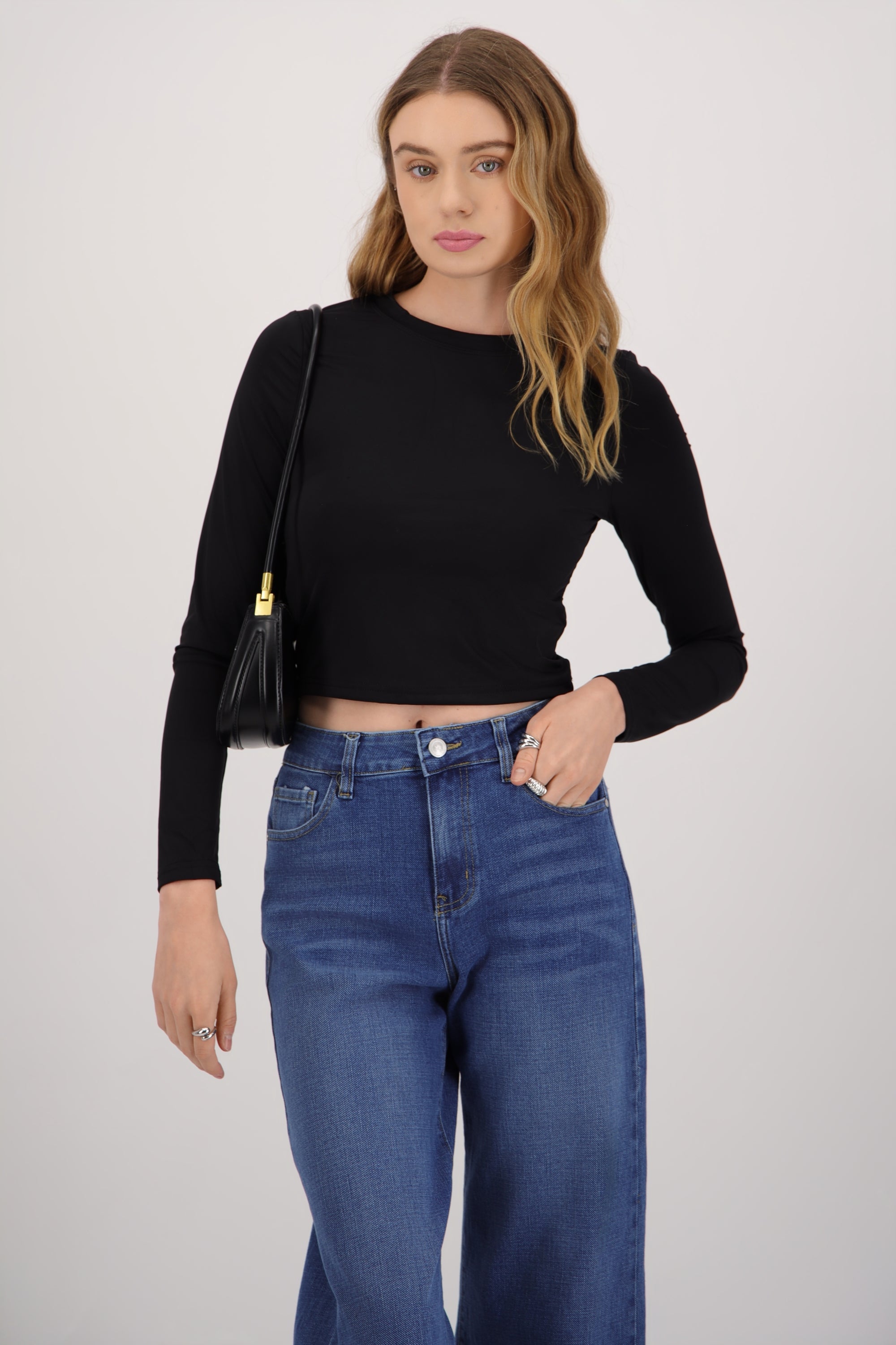 Top manga larga crop escote redondo NEGRO