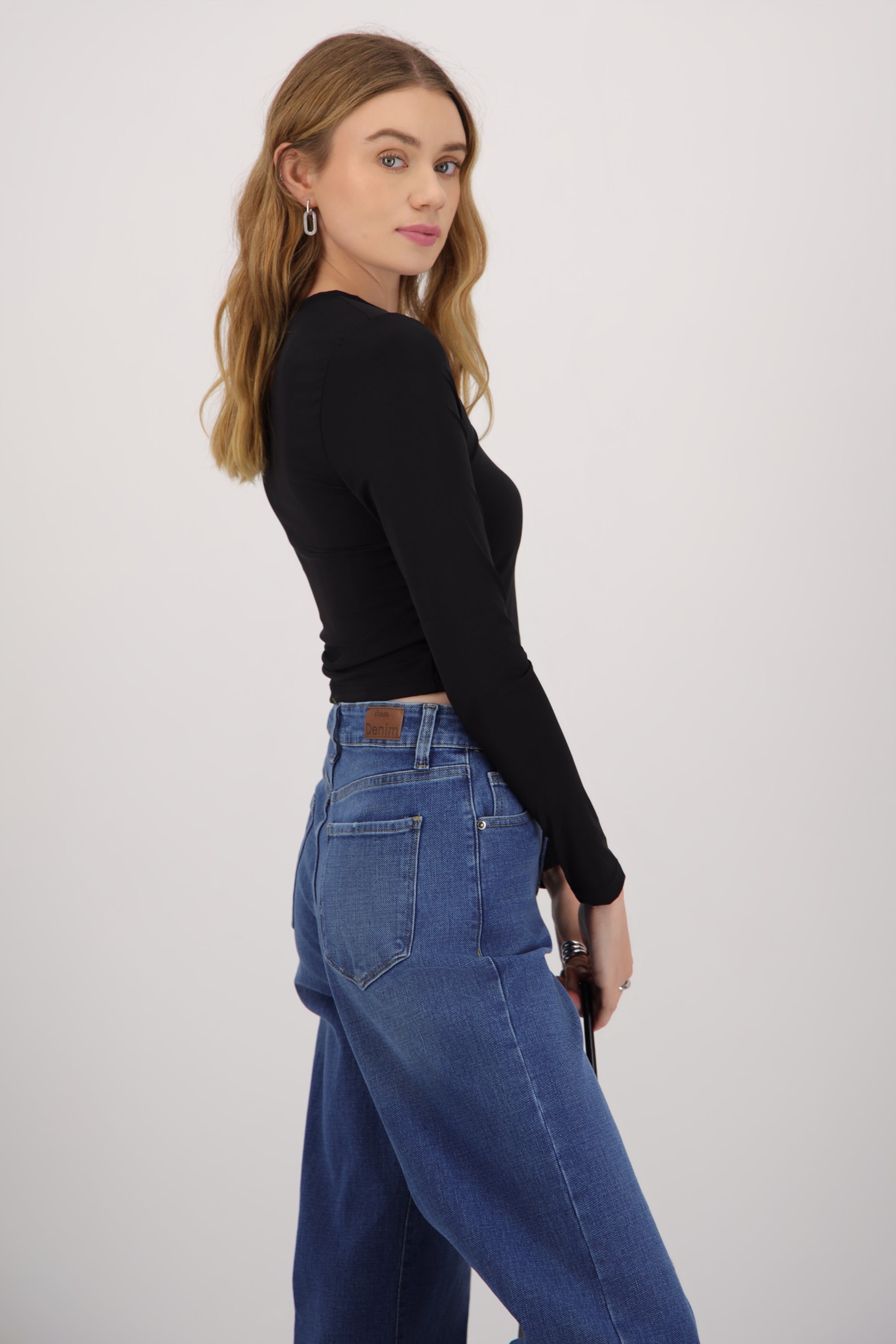 Top manga larga crop escote redondo NEGRO