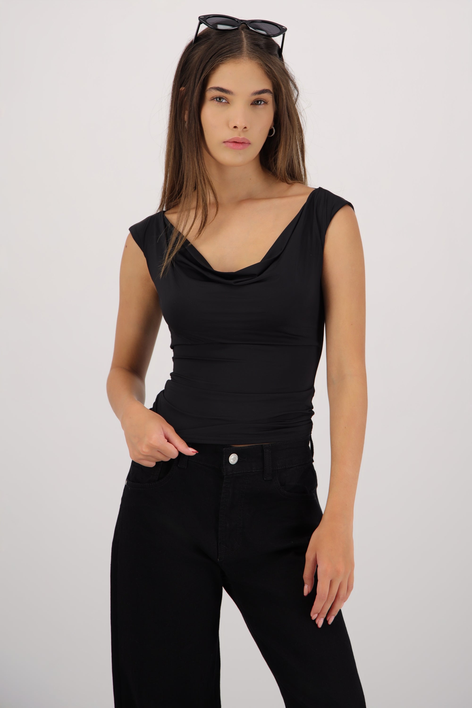Top escote en espalda cuello cascada NEGRO