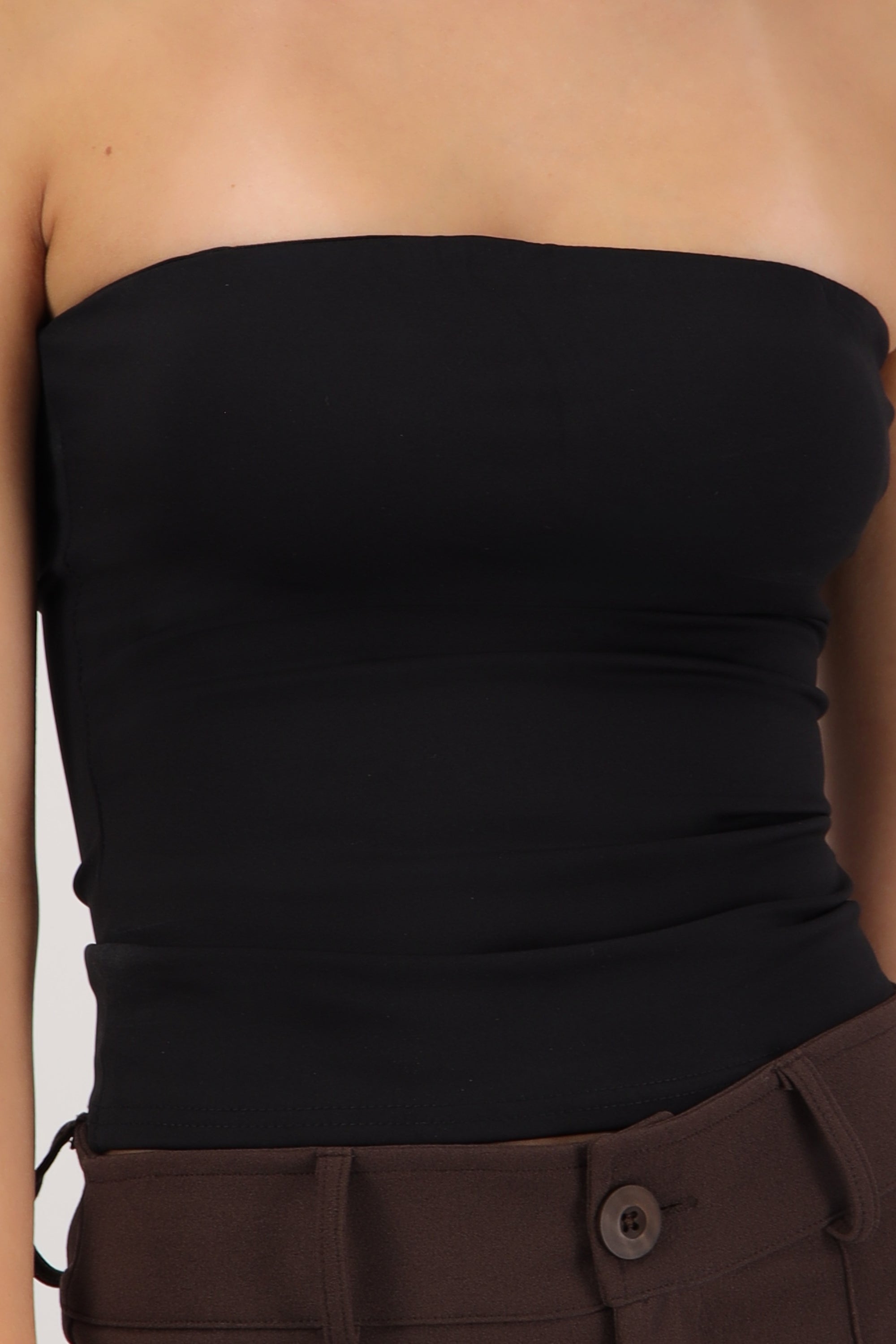 Top liso strapless NEGRO