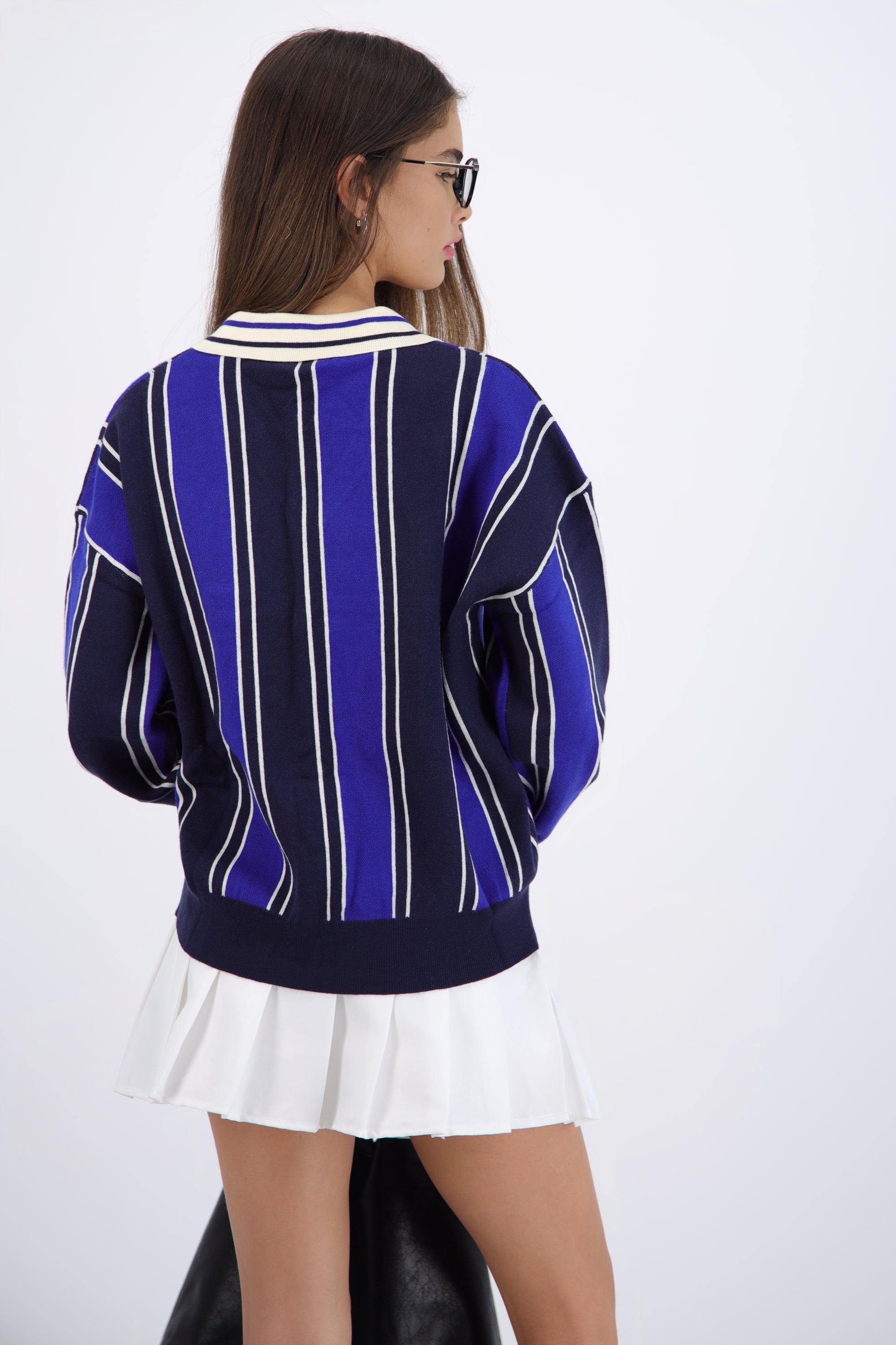 Suéter cuello polo detalle escudo AZUL COMBO